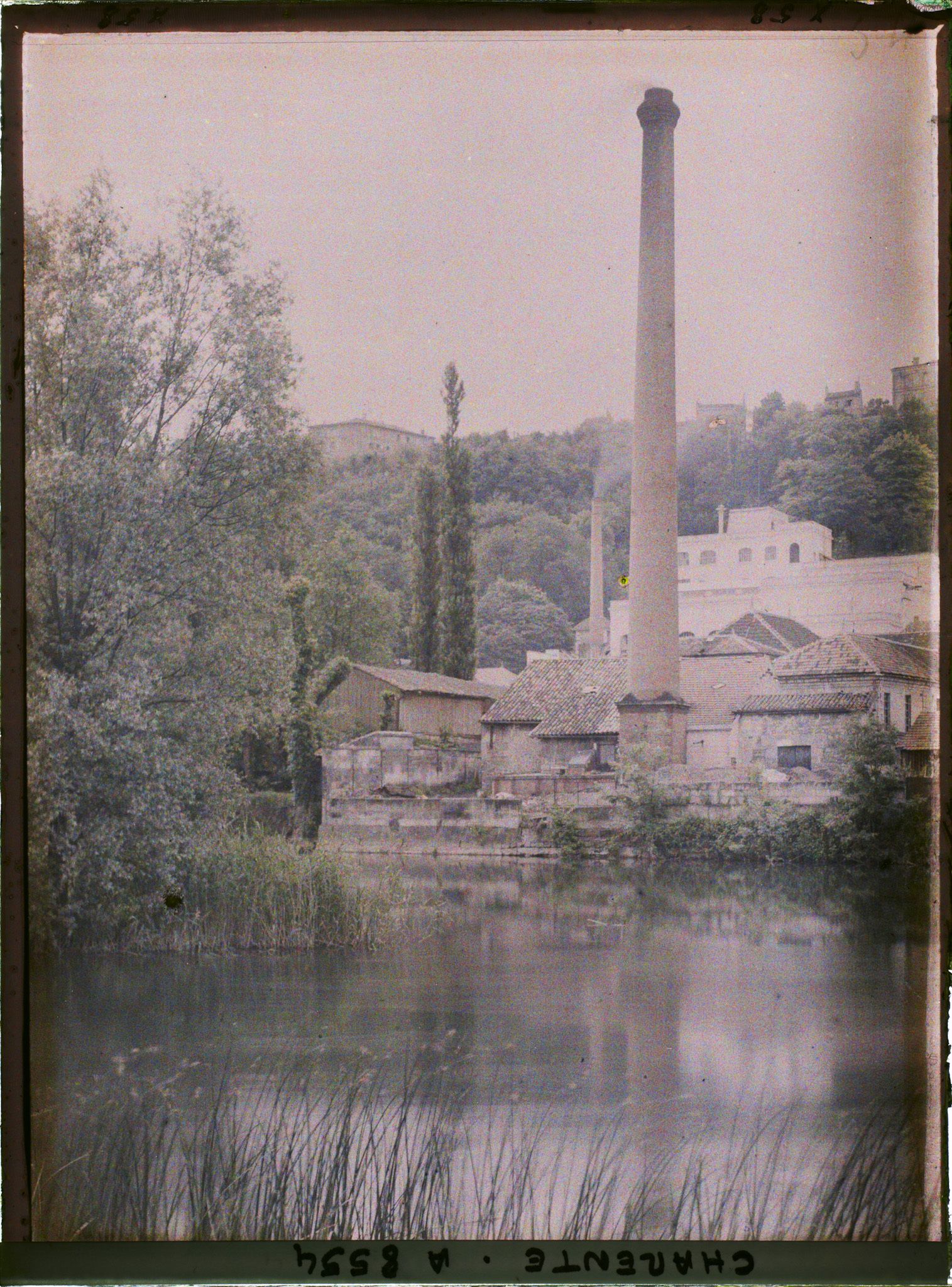 Image représentant La cheminée de la papeterie Lacroix Chevassu au bord de la Charente