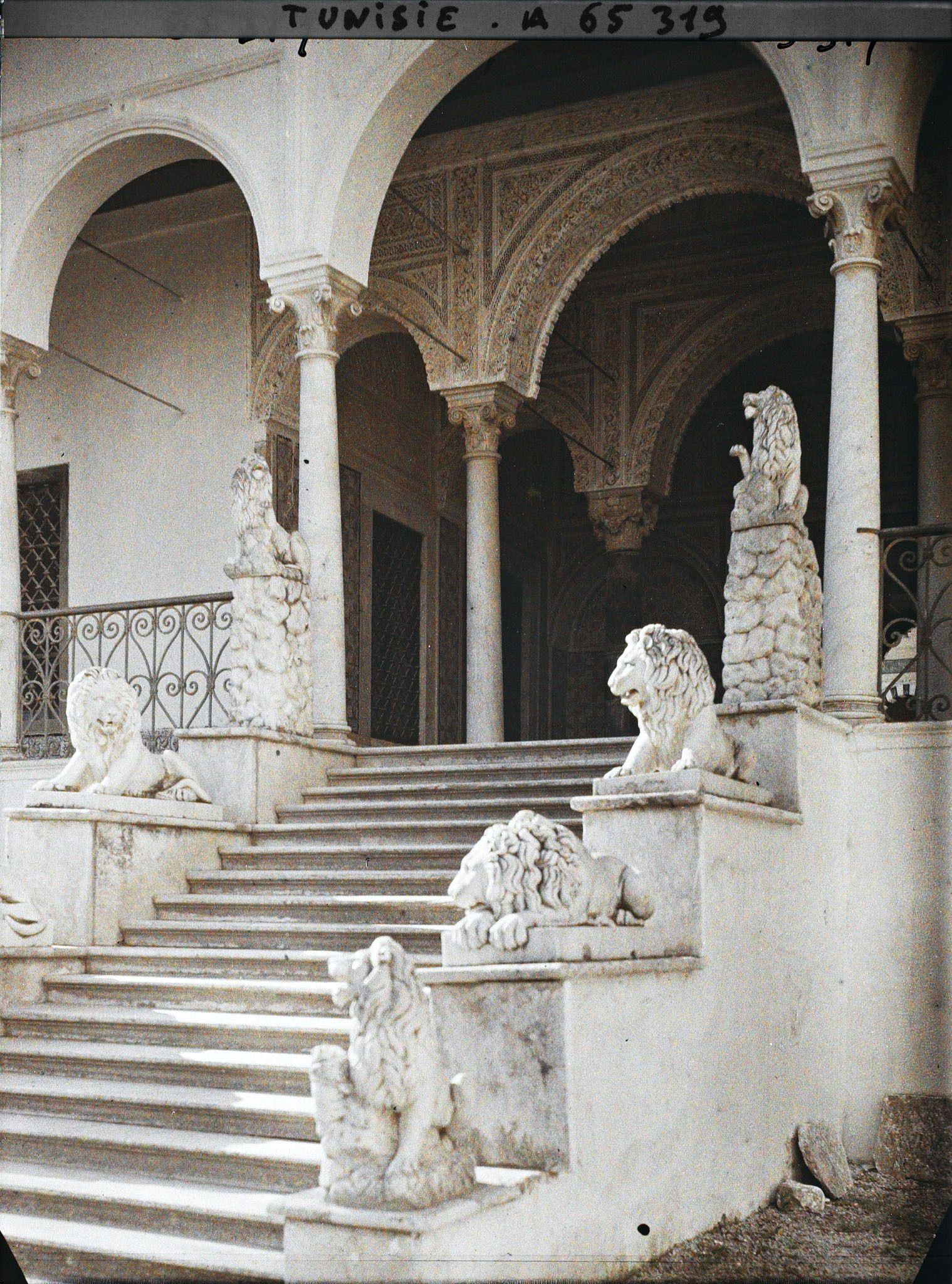 Image représentant Détail de l'escalier des Lions menant aux appartements beylicaux du palais du Bardo