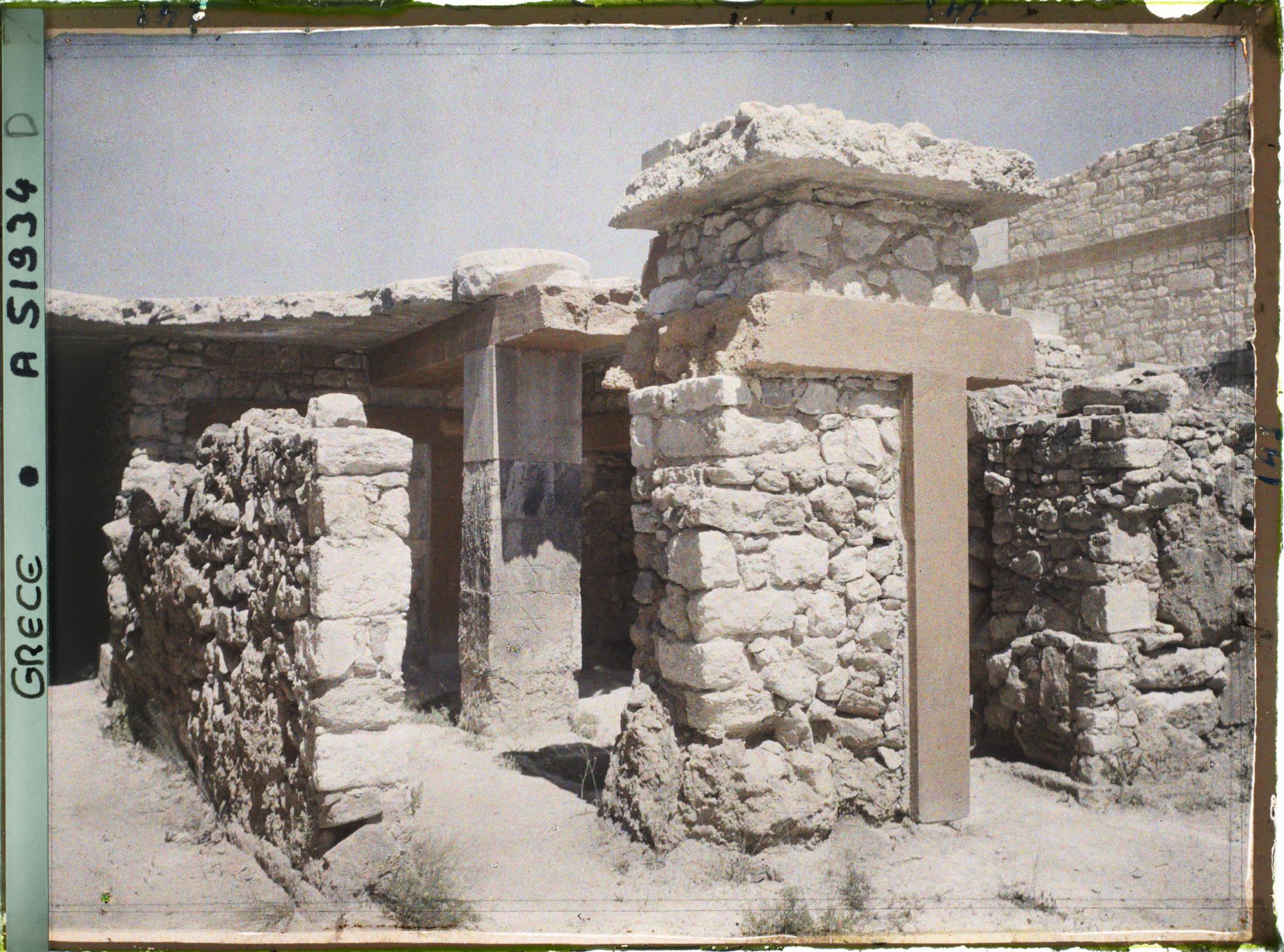 Image représentant Dans l'aile occidentale du palais, vestiges du sanctuaire, dont une crypte à piliers quadrangulaires