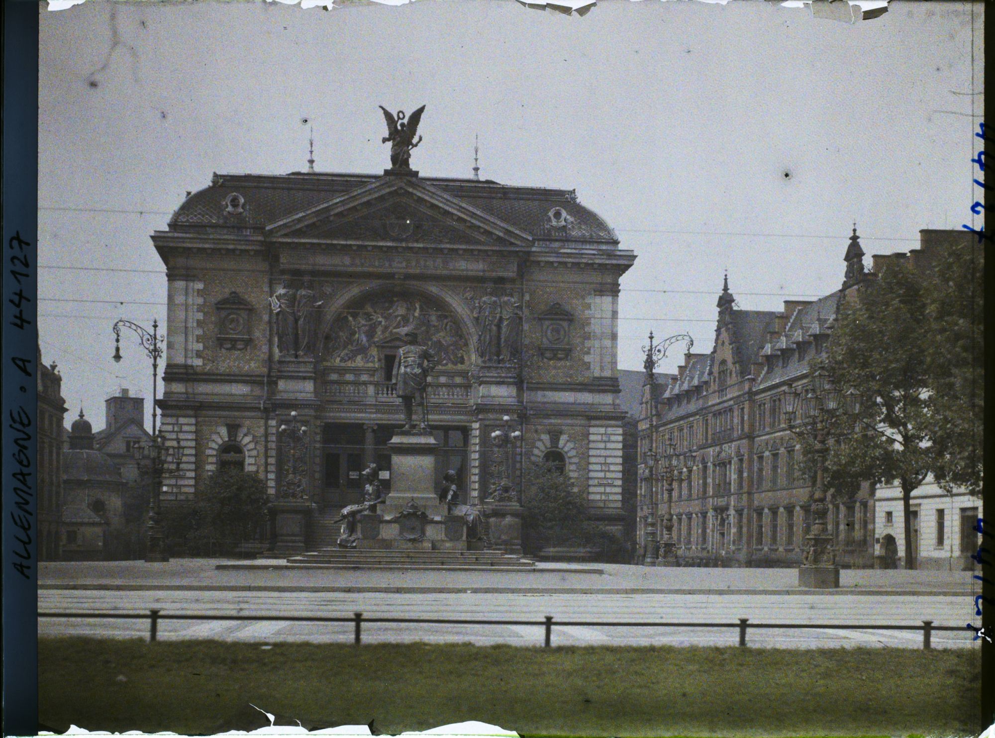 Image représentant Allemagne, Düsseldorf, Kunsthalle et Statue de Bismarck