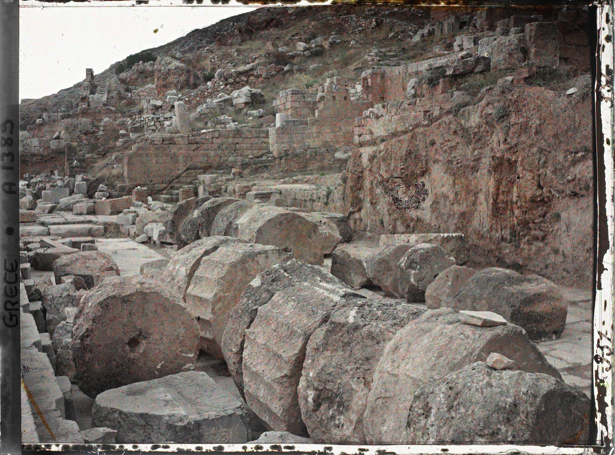 Image représentant Sanctuaire d'Apollon. Colonnes couchées du temple d'Apollon