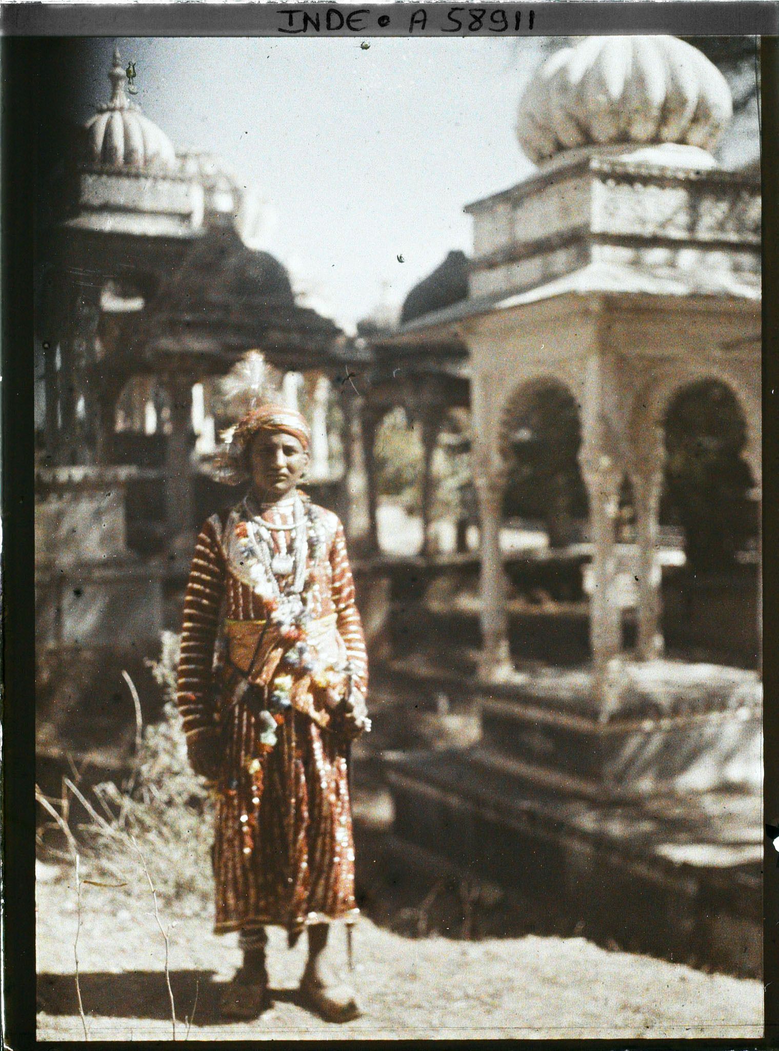 Image représentant Rajpoute en costume de marié devant les chatris de la nécropole des Maharanas du Mewar
