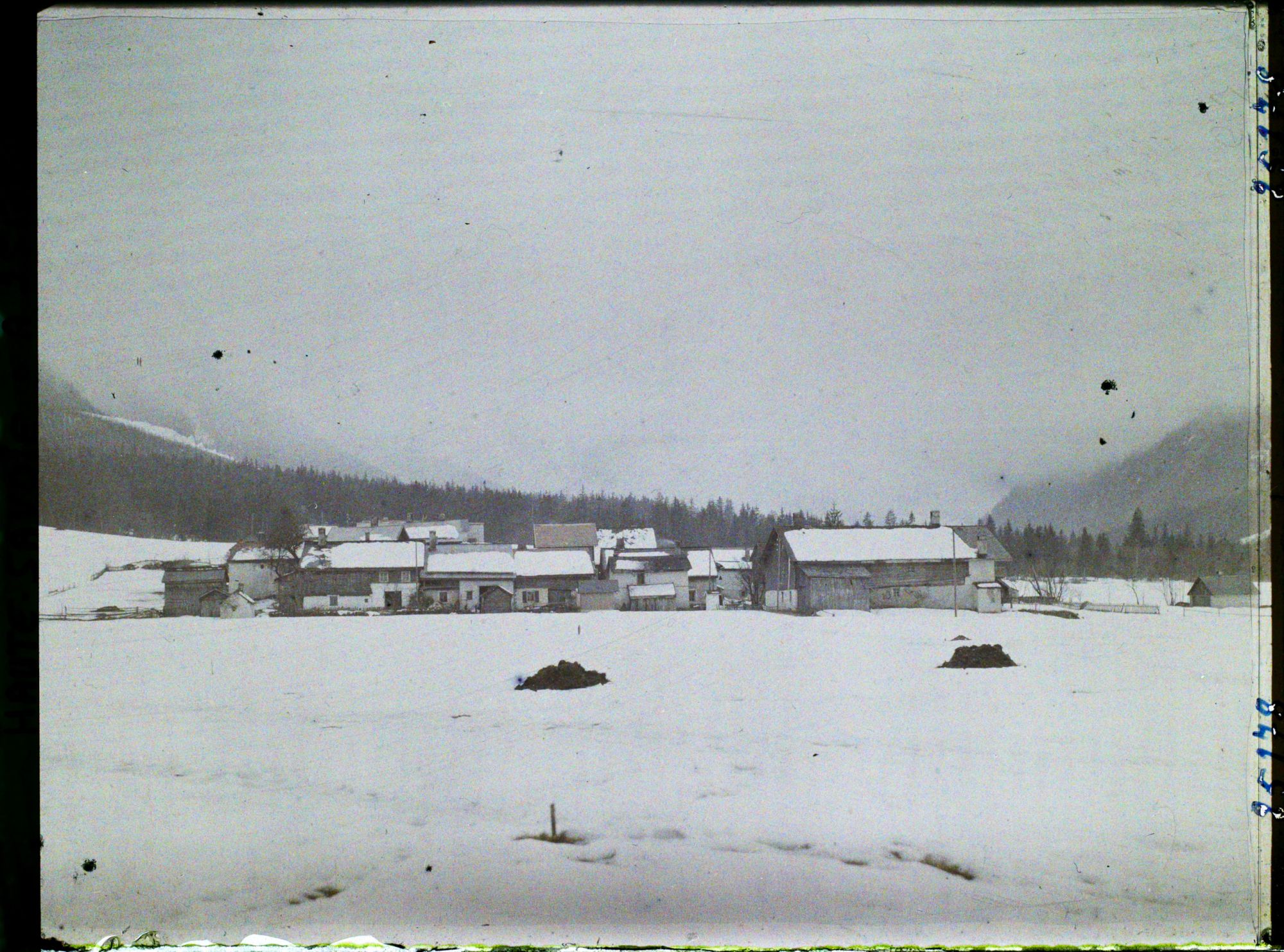 Image représentant France Les Alpes, Barats, Chamonix - Village des Barats et brume s/ la Vallée
