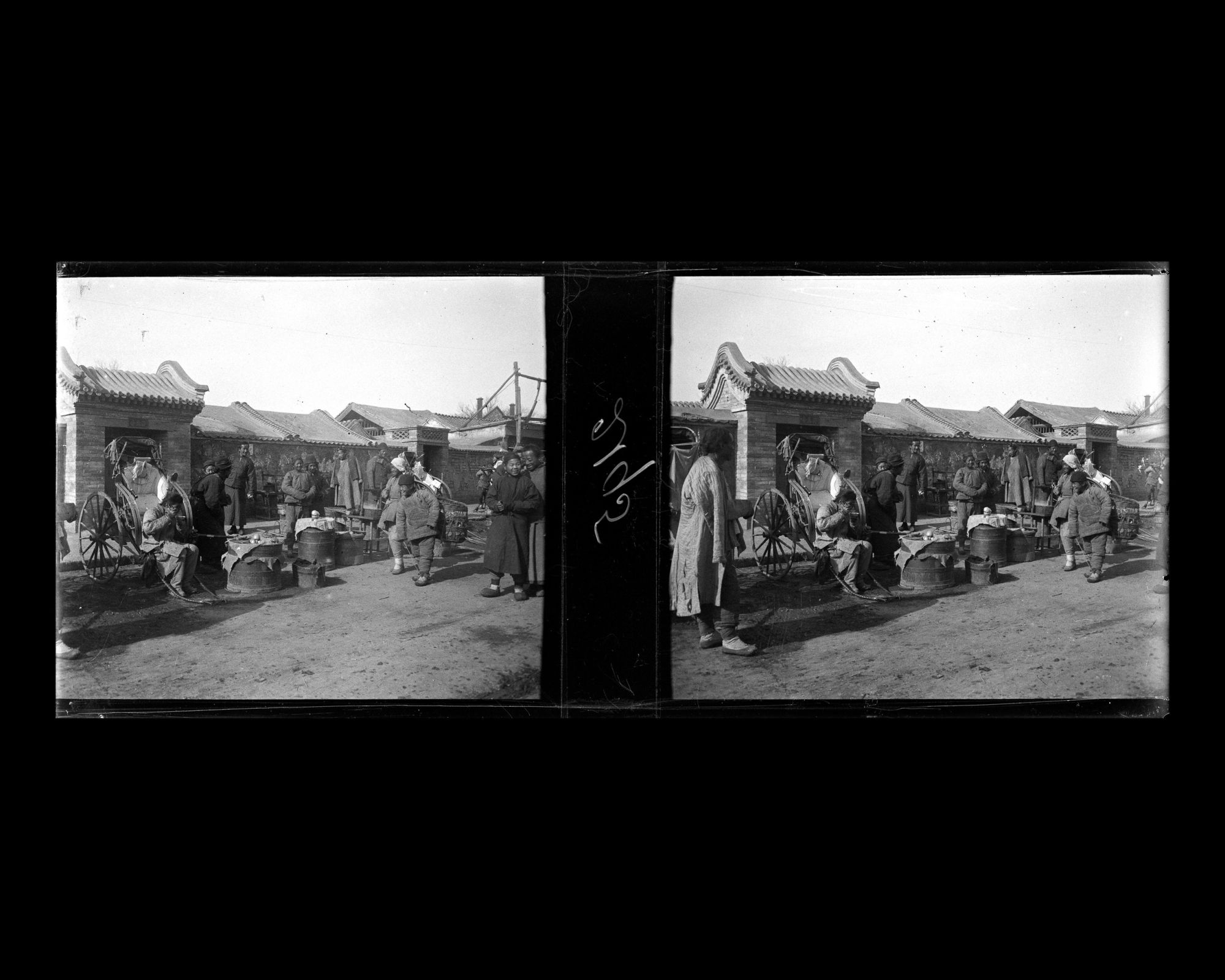 Image représentant Scène de rue sur Dingzijie ("rue en Forme de T"), appelée aussi Bamiancao (lieu-dit "l'Auge à Huit Faces")