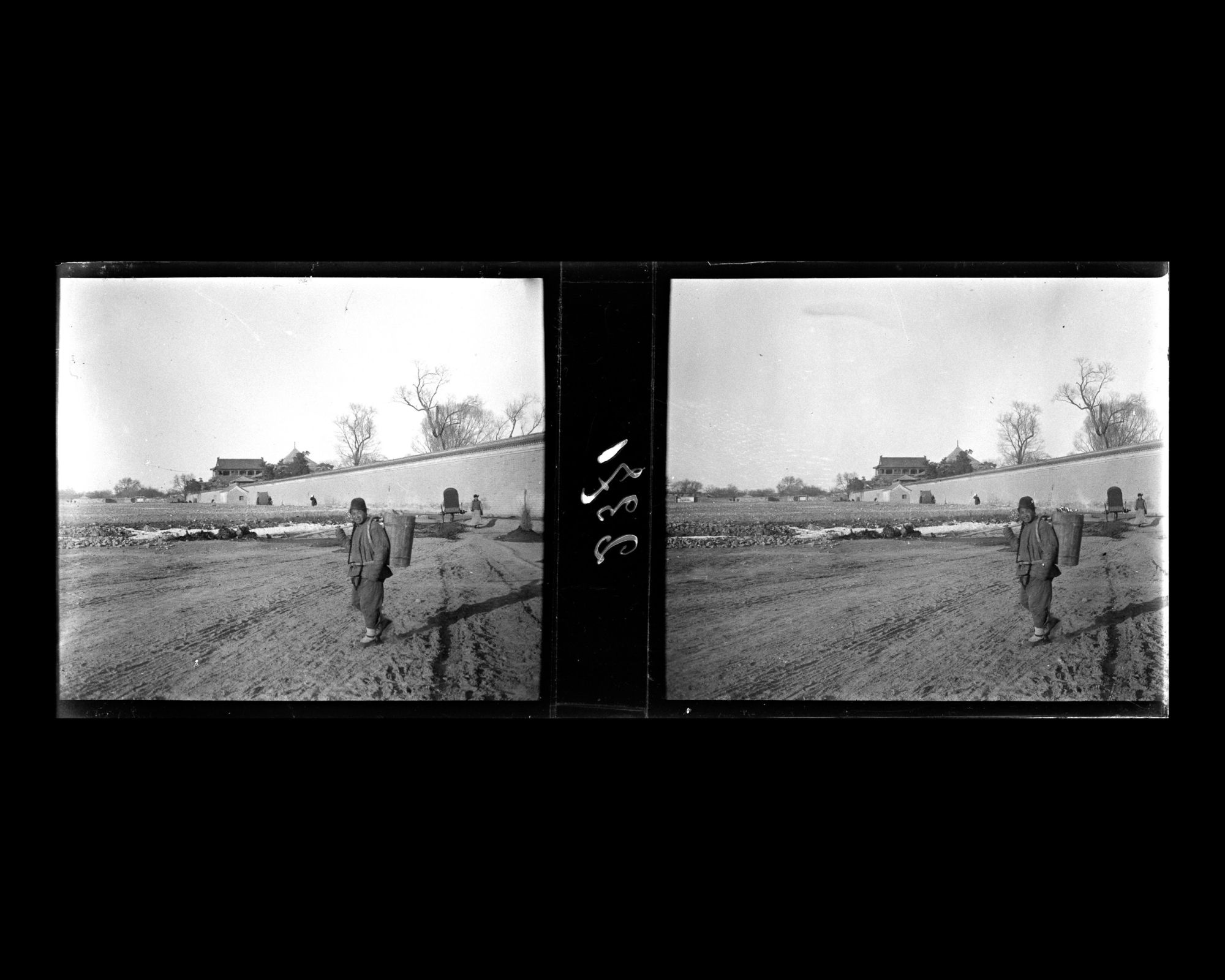 Image représentant Un porteur d'eau à l'ouest de Beihai ("lac du Nord")