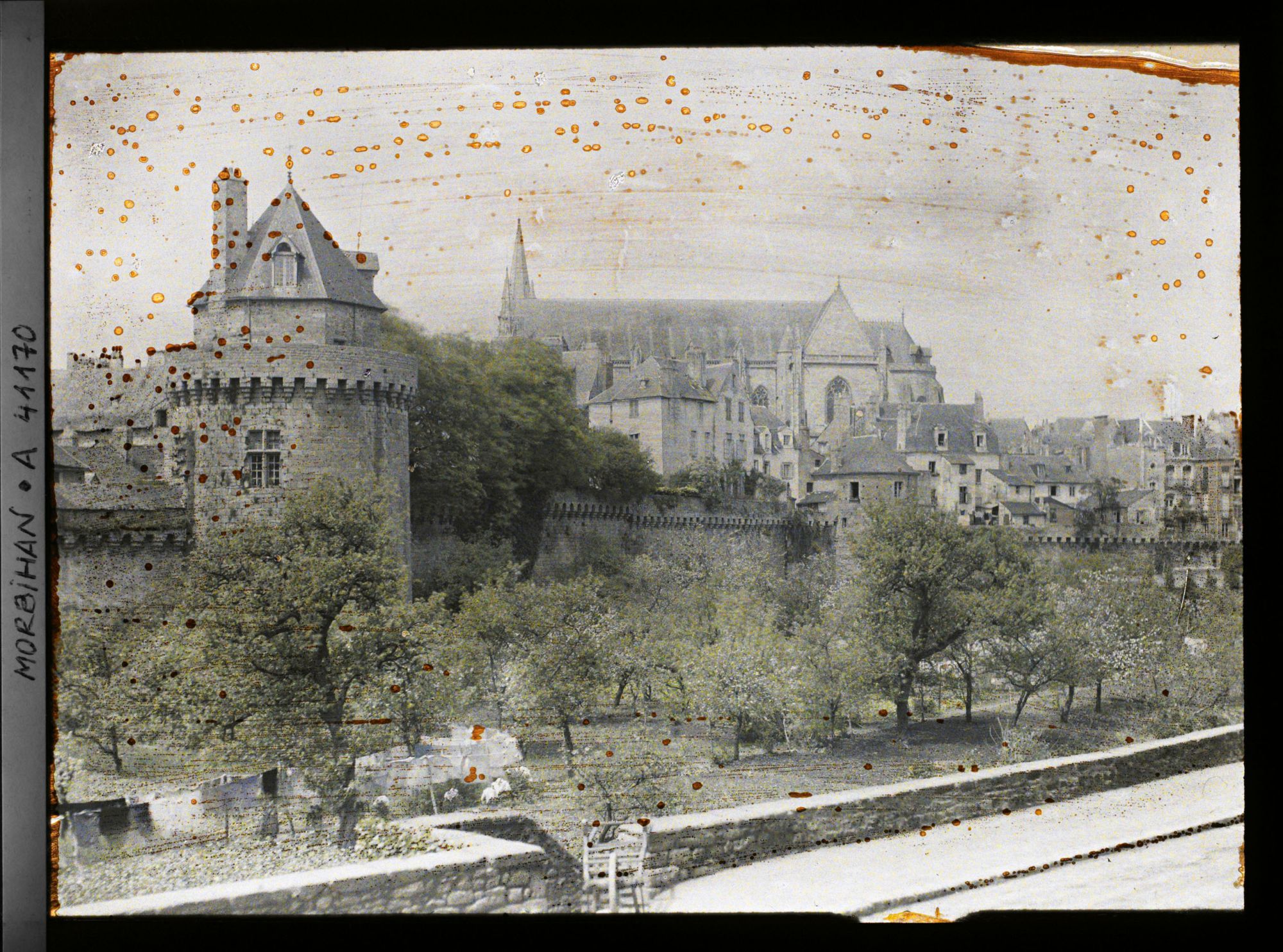 Image représentant La tour du Connétable et les remparts de la ville, vue prise de la Promenade de la Garenne ; au fond, la cathédrale Saint-Pierre