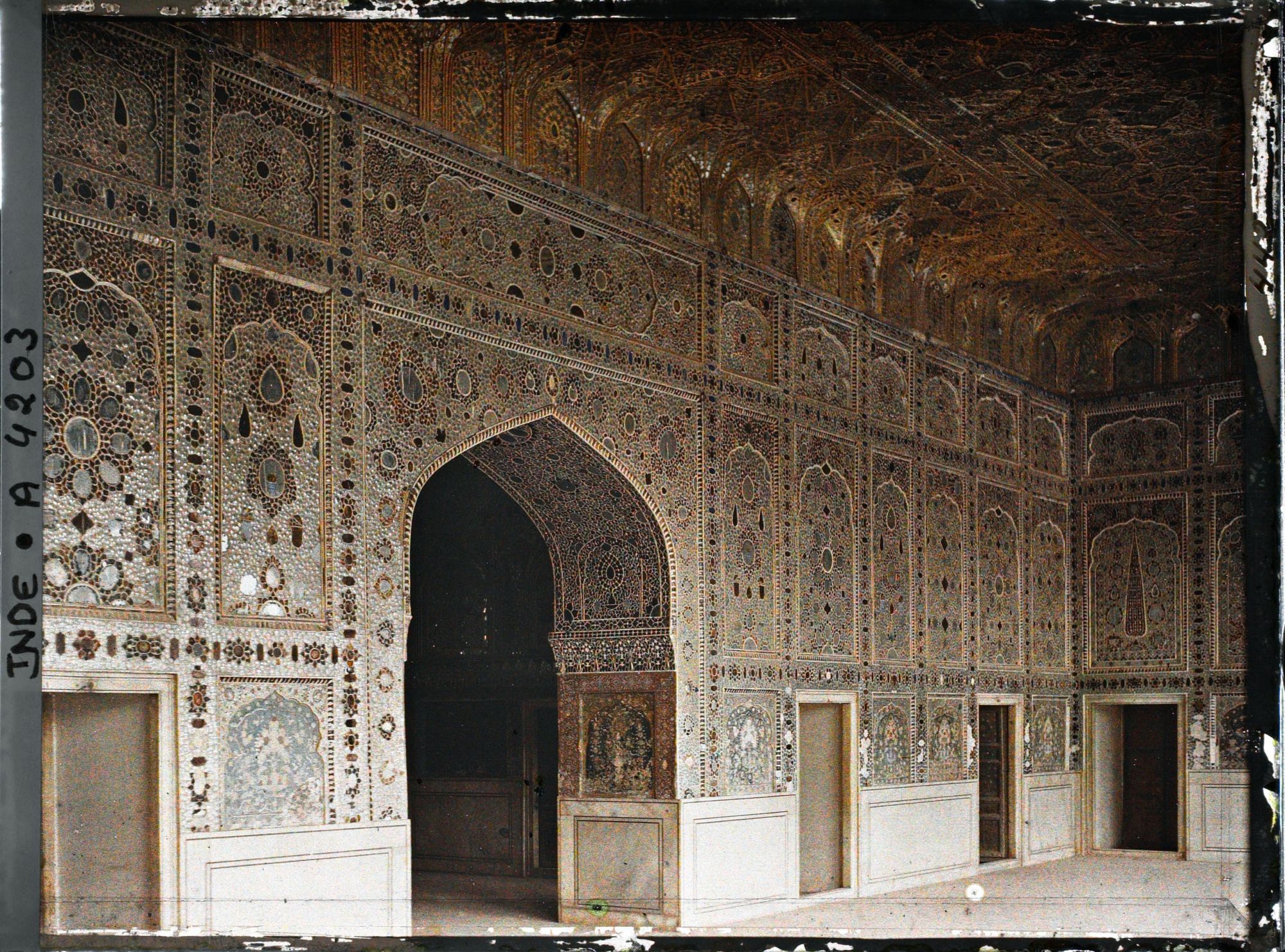 Image représentant Intérieur de la salle de réception du fort du Shish Mahal (" Palais des Miroirs "), édifié en 1631 par Shah Jahan