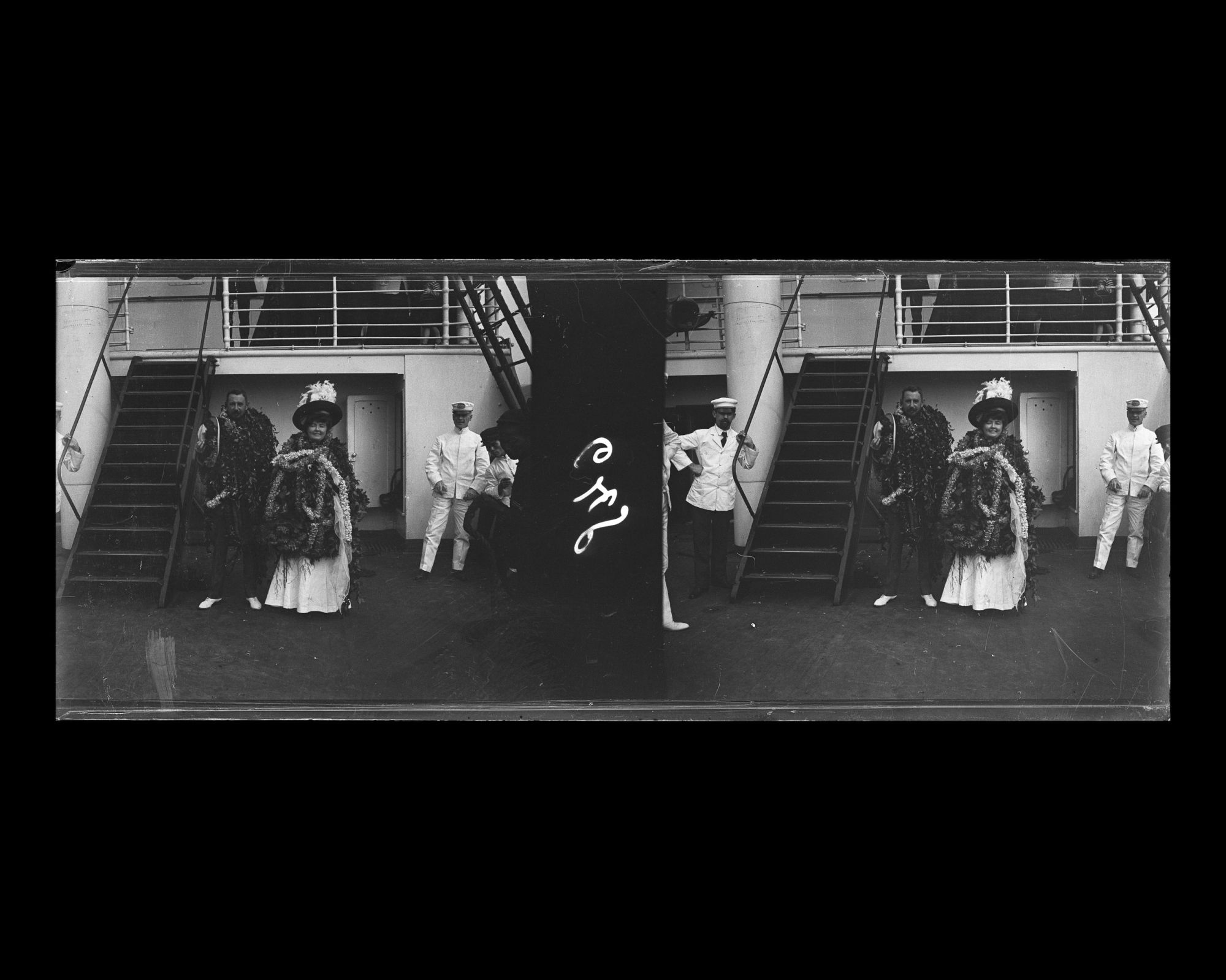 Image représentant Passagers de 1er classe recouverts de guirlandes de fleurs posant sur le pont