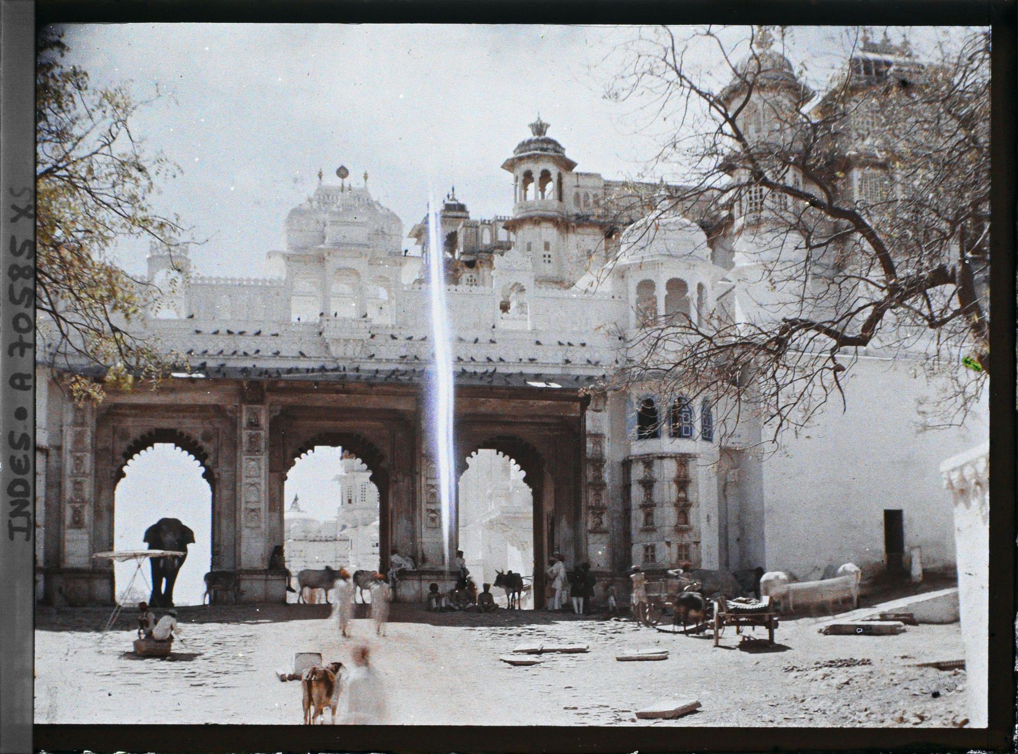 Image représentant La Tripolia, triple porte nord du palais royal (Raj Mahal)