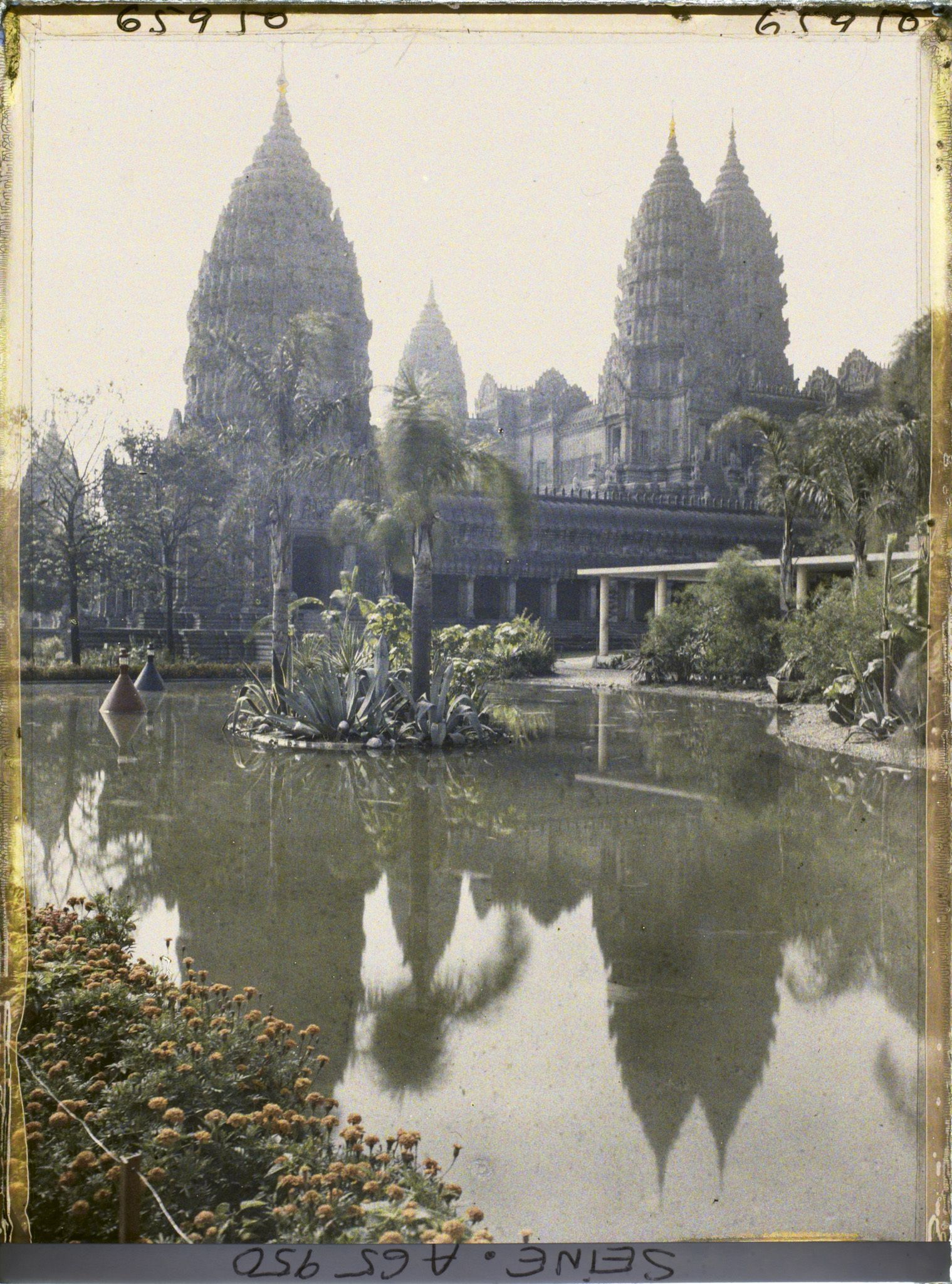 Image représentant L'Exposition Coloniale Internationale de 1931, vue sur le temple d'Angkor Vat