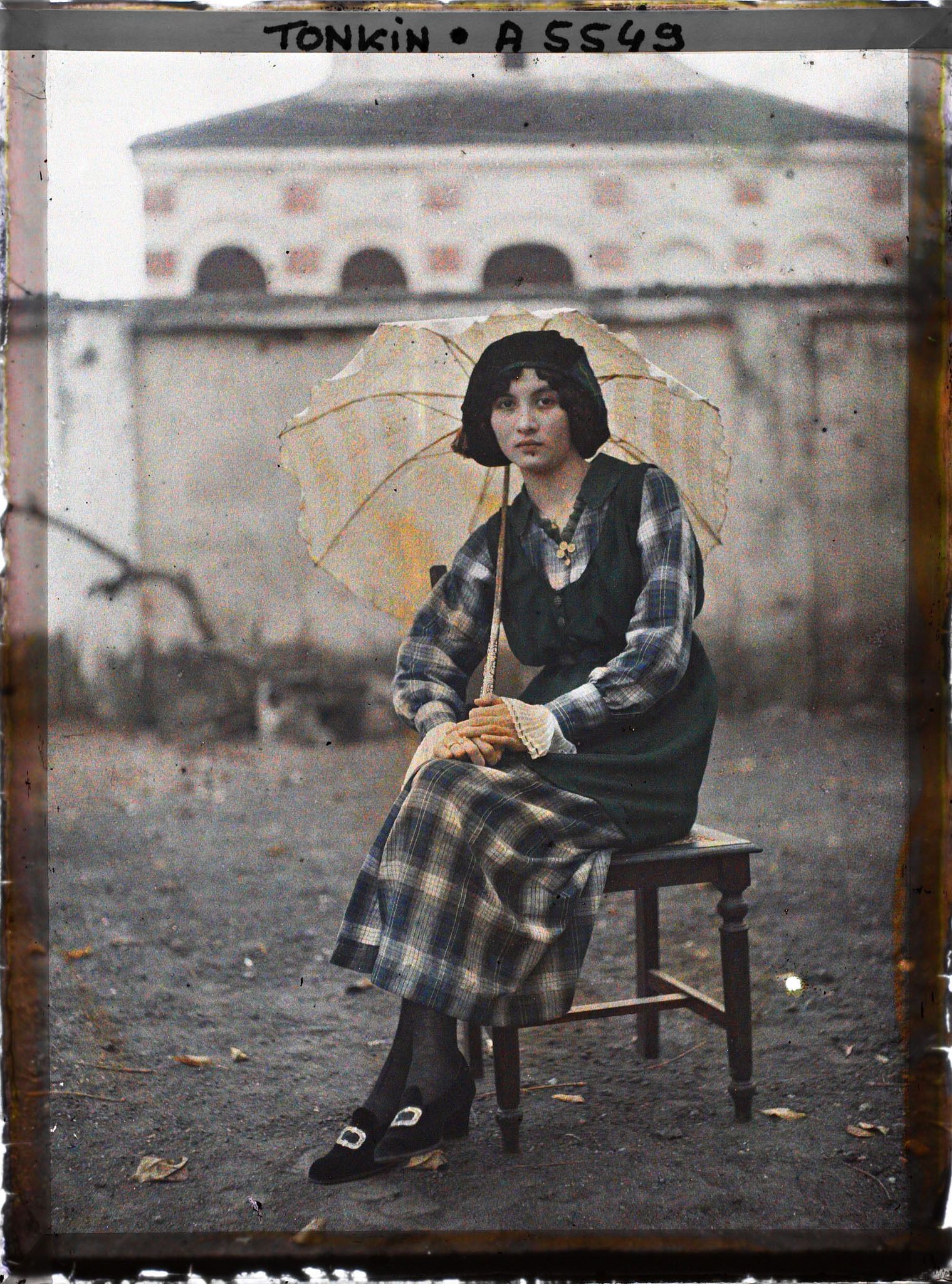 Image représentant Une femme métisse de classe aisée, vêtue à l'occidentale