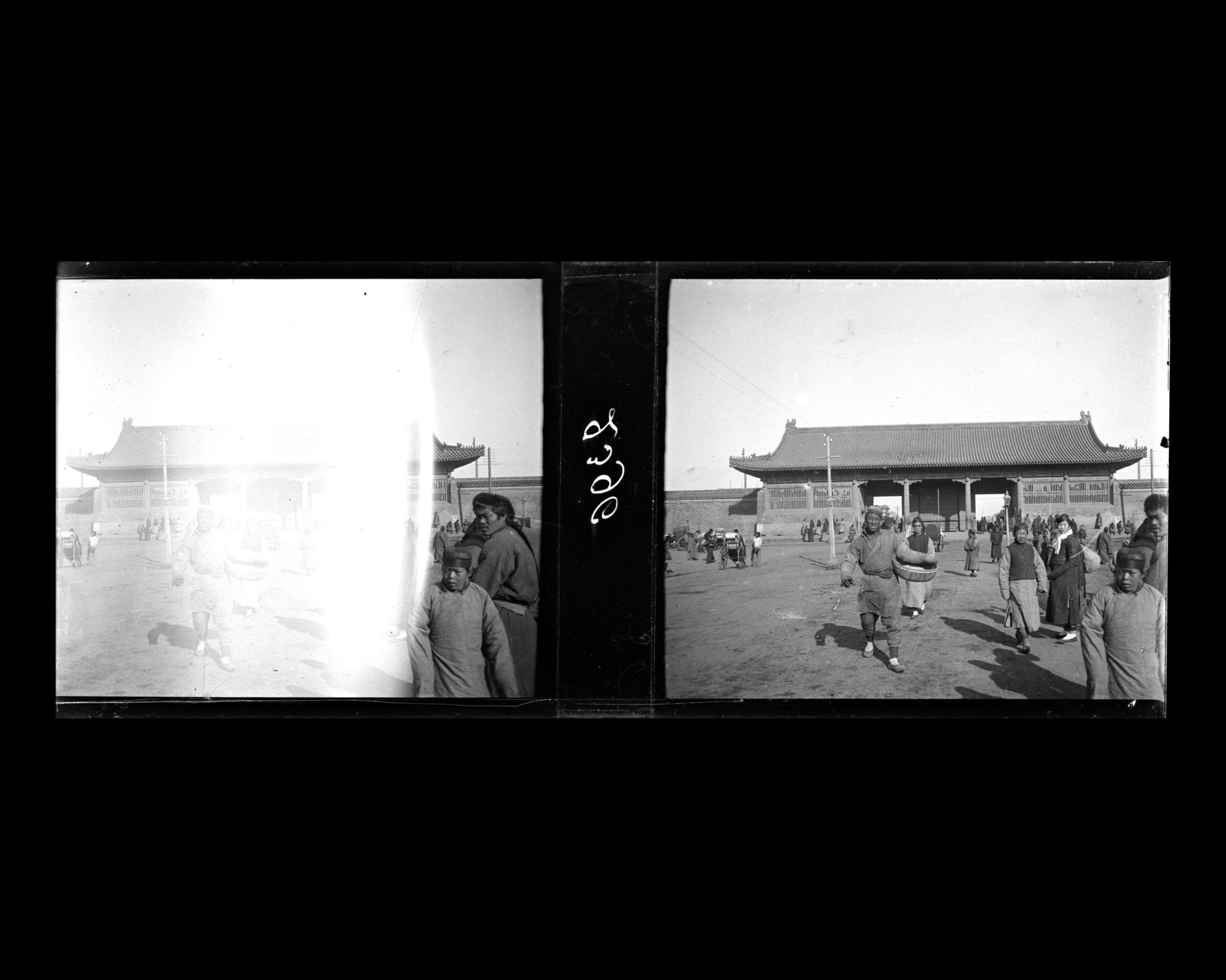 Image représentant Dianmendajie ("avenue de la Porte de la Paix Terrestre") et la porte Dianmen ("porte de la Paix Terrestre")