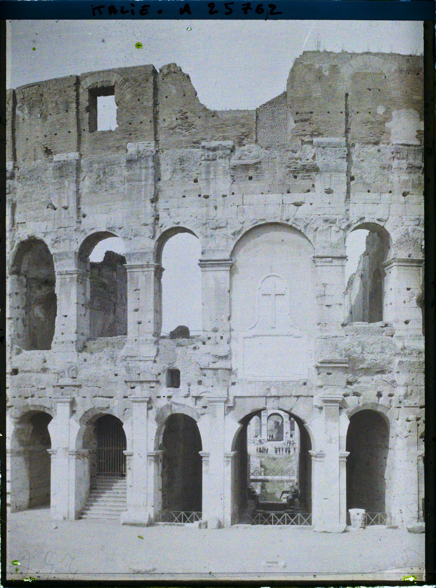 Image représentant Colisée et plaque pape Benoît XIV