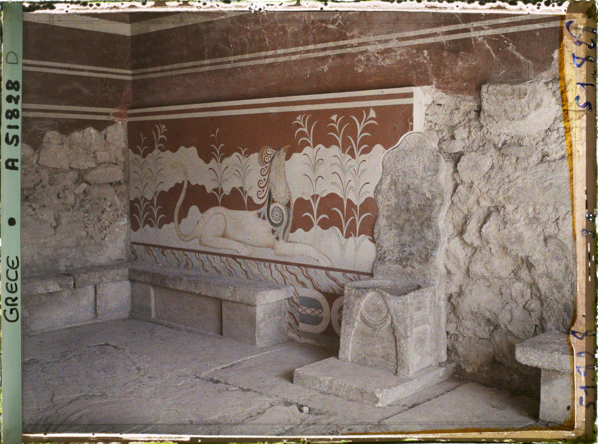 Image représentant Dans l'aile orientale du Palais, la salle du trône (siège d'albâtre et mûr orné d'un griffon)