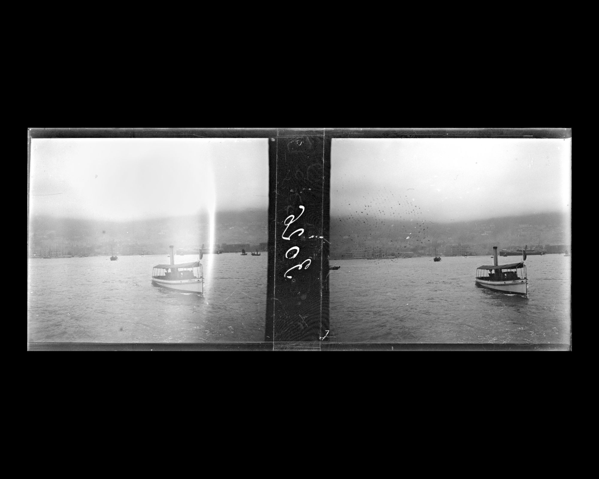 Image représentant Vedette à passagers s'éloignant de la côte dans la baie de Victoria Harbour