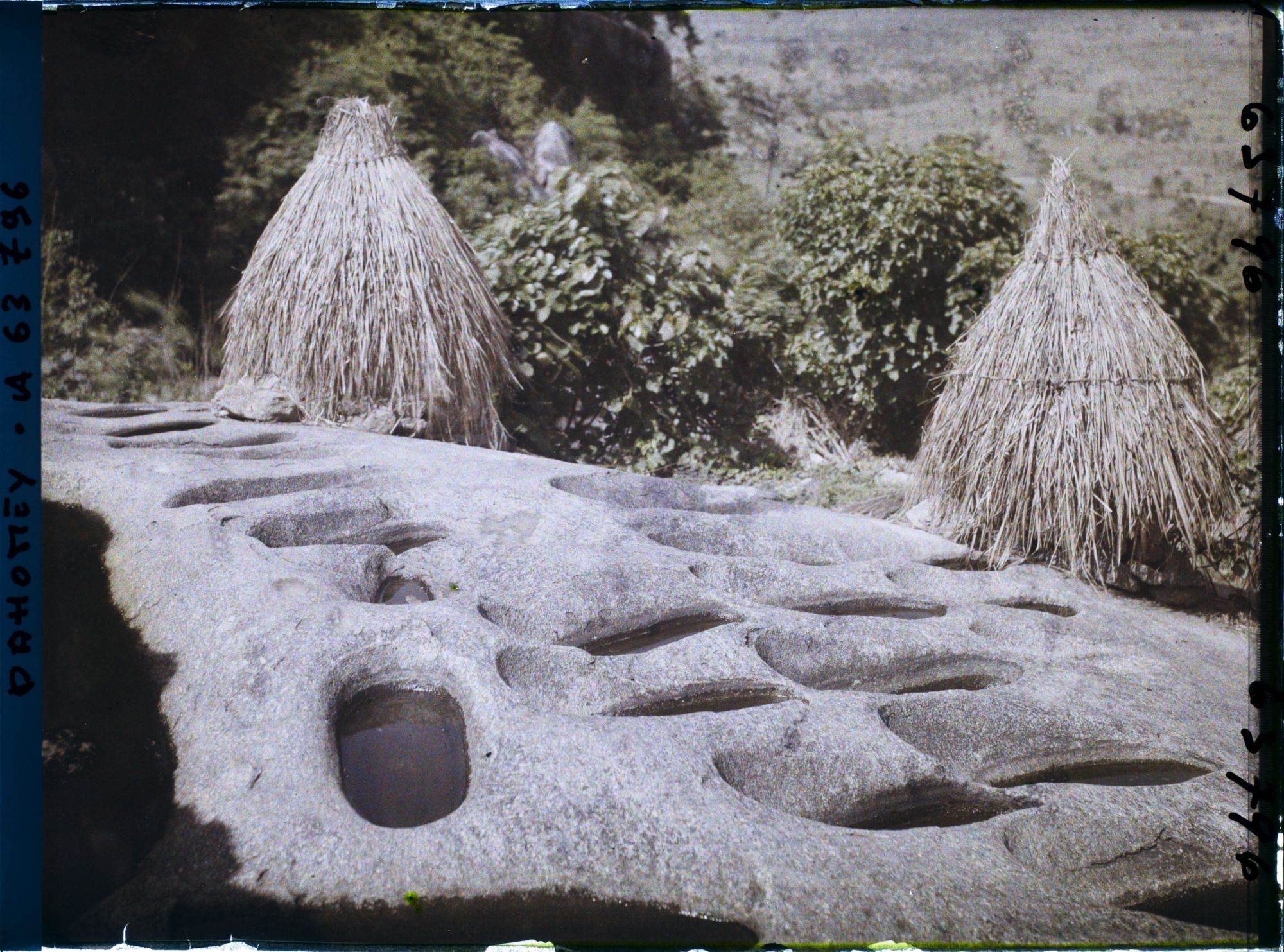 Image représentant Greniers à mil et trous dans le granit permettant d'écraser le mil avec une autre pierre