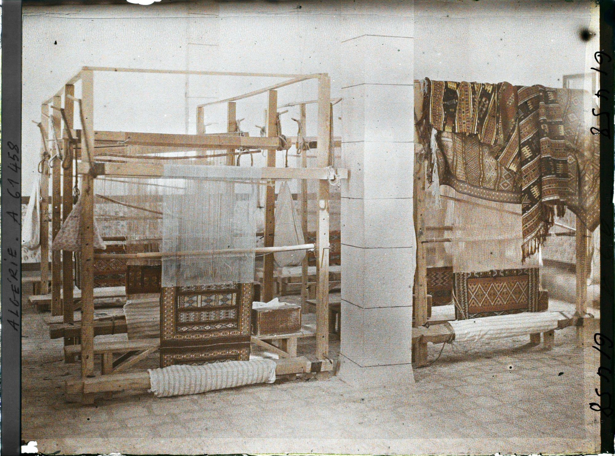 Image représentant Fabrique de tapis à l'ouvroir des Sœurs Blanches