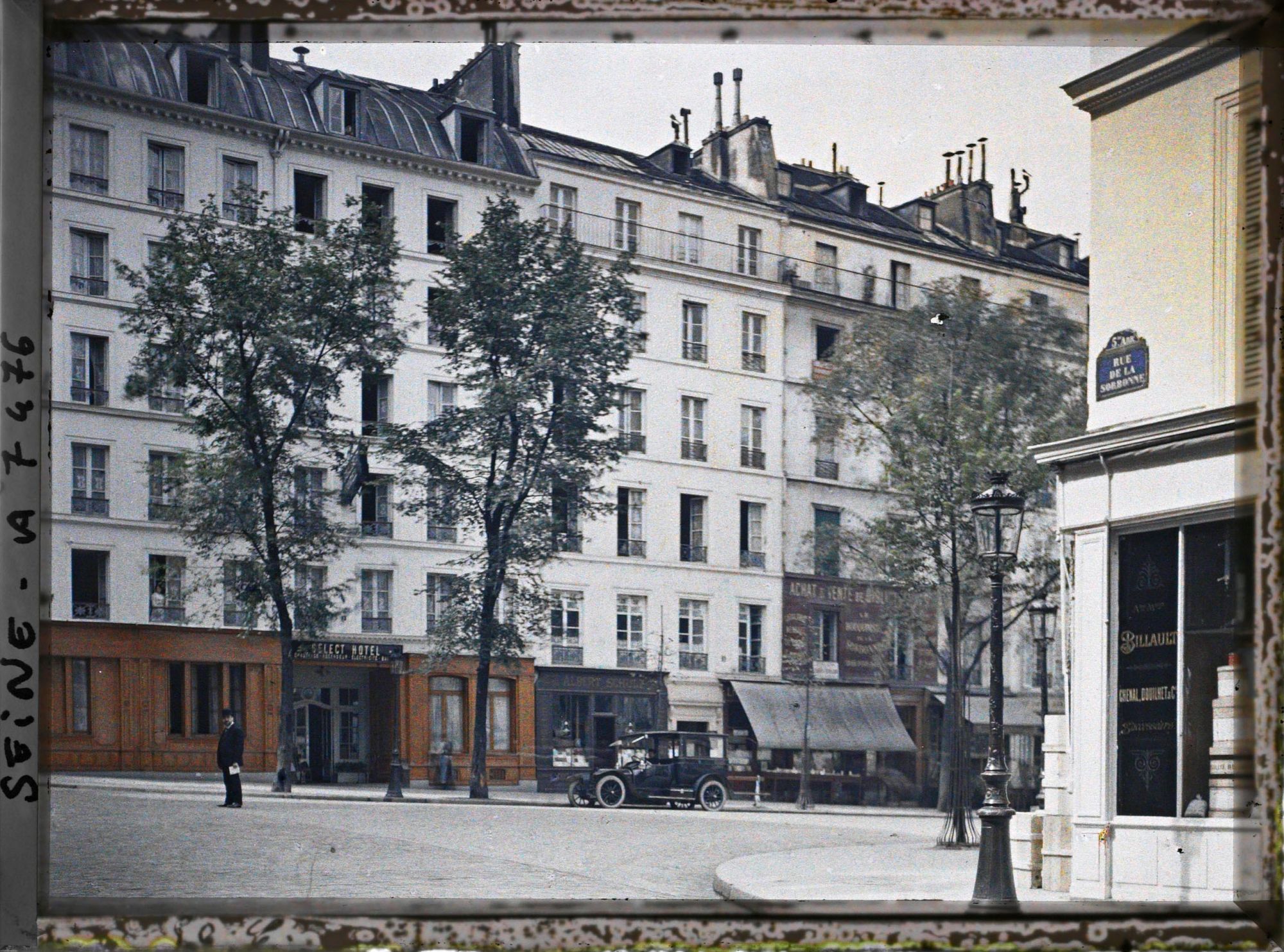 Image représentant La place de la Sorbonne vue de la rue de la Sorbonne