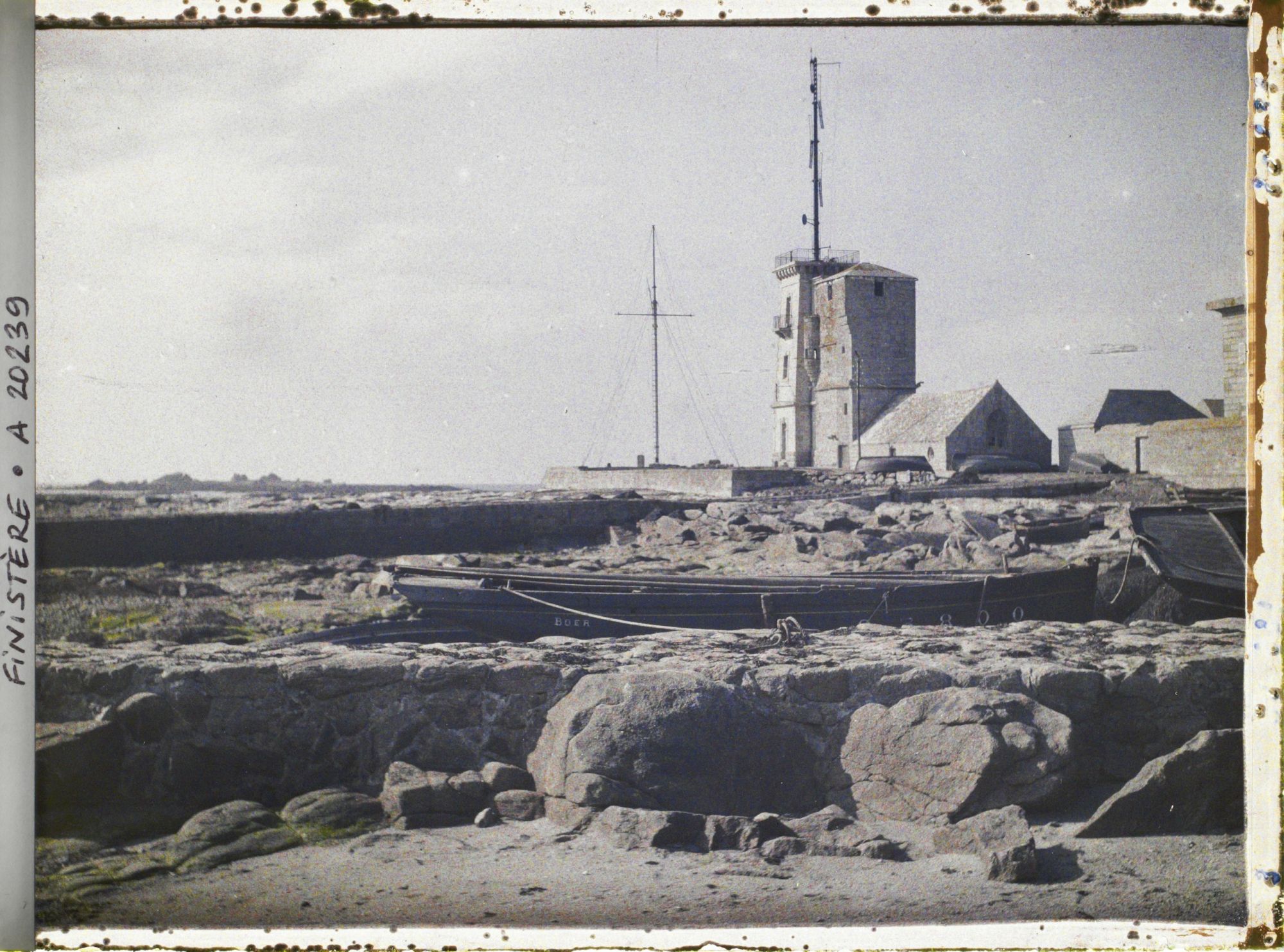 Image représentant Le village de Saint-Pierre à la pointe de Penmarch, le sémaphore aux murs blancs, la vieille tour et l'église