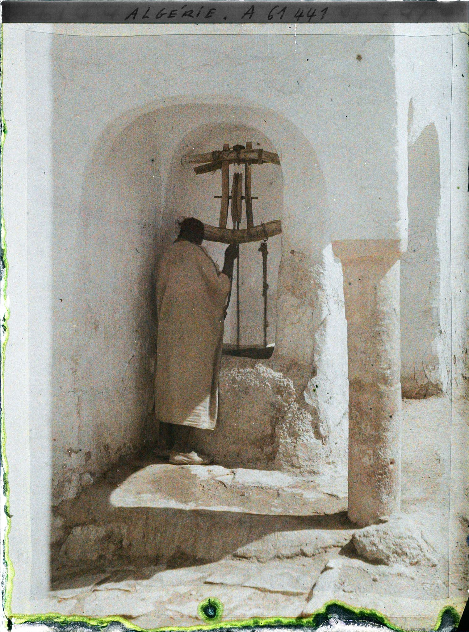 Image représentant Puits à l'angle d'une maison dans la ville
