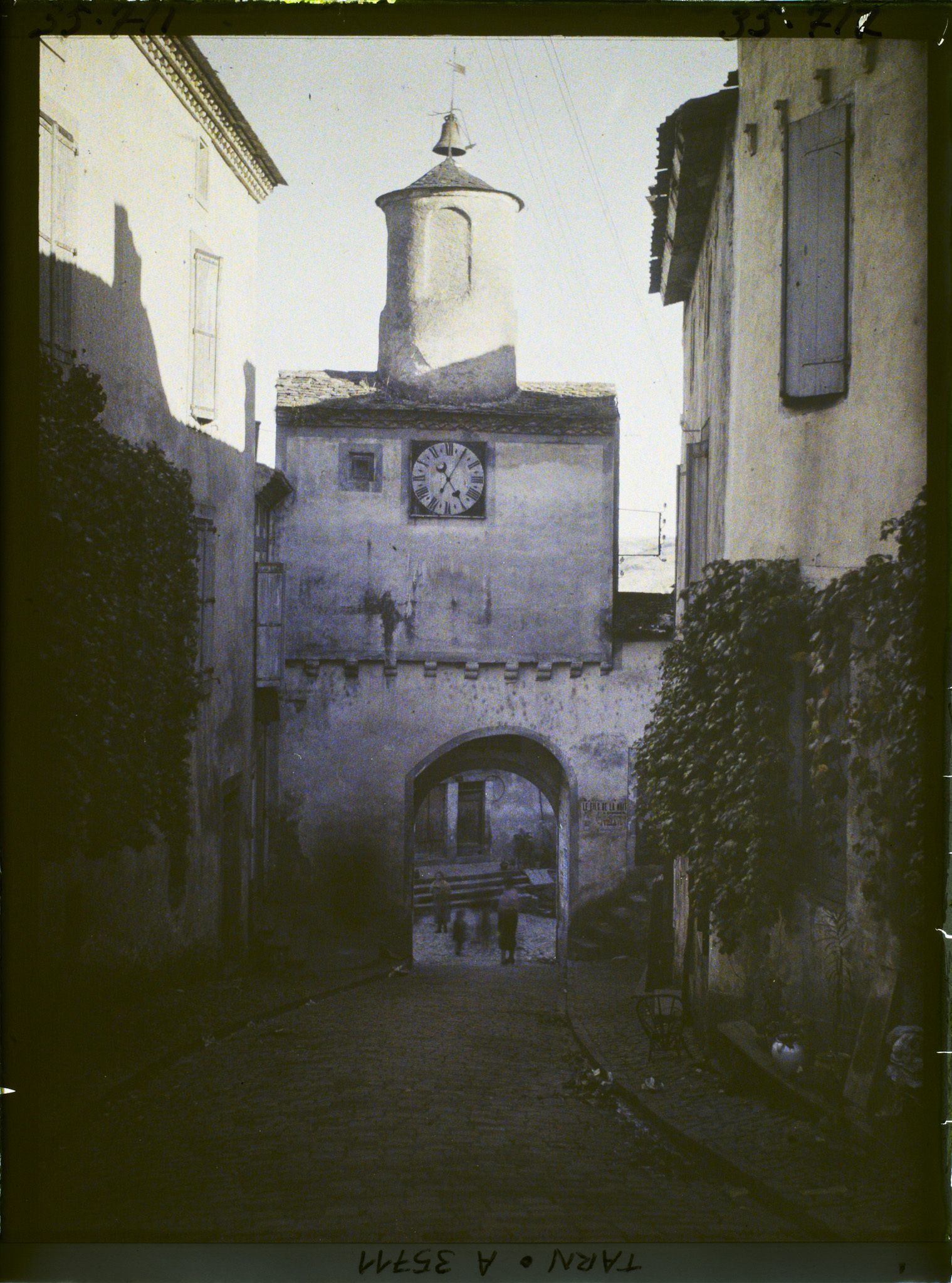 Image représentant La porte de l'Horloge depuis la Grand rue de la Barbacane