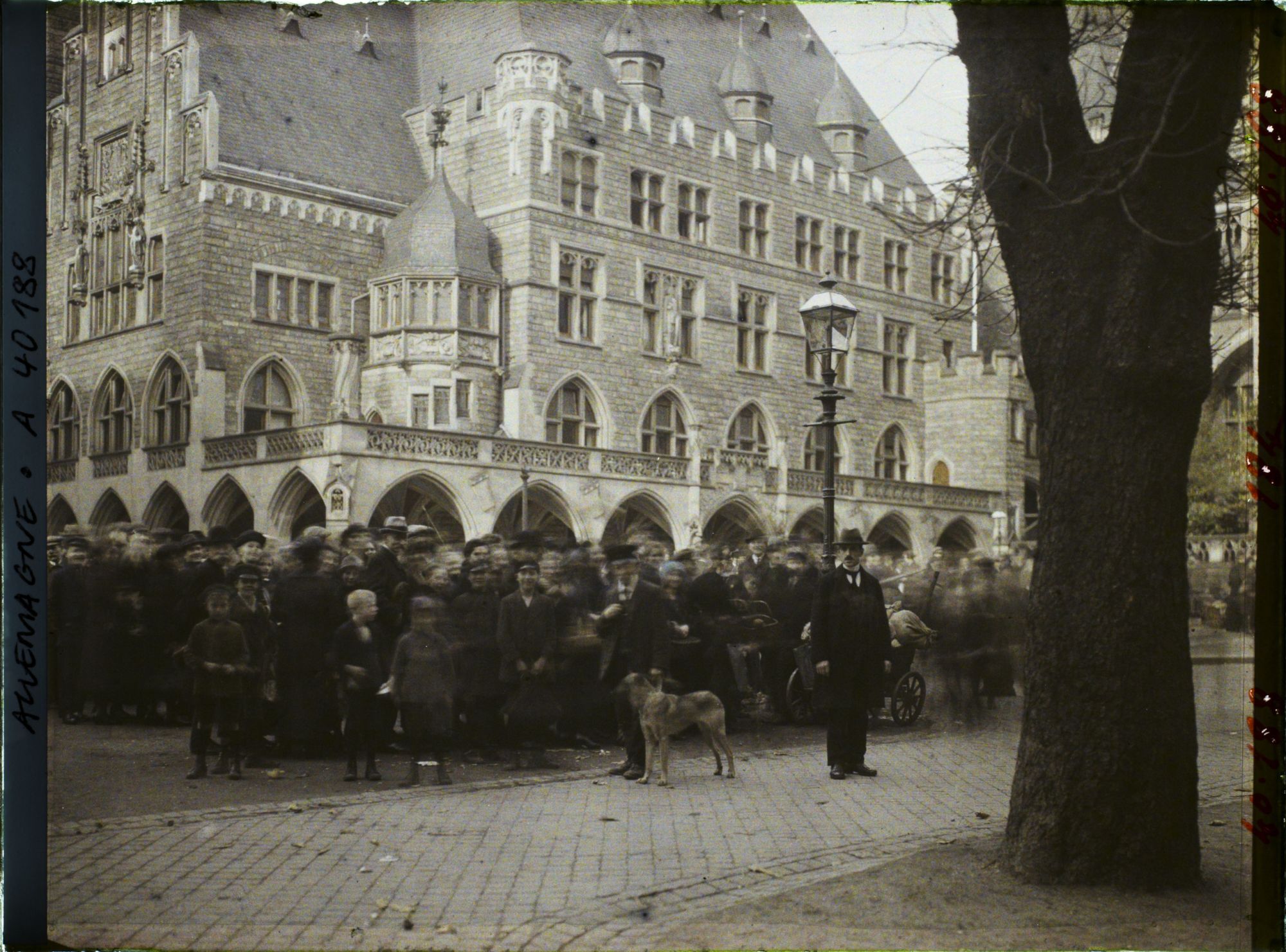 Image représentant Prusse, Aix-la-Chapelle, Foule devant l'Hôtel de Ville