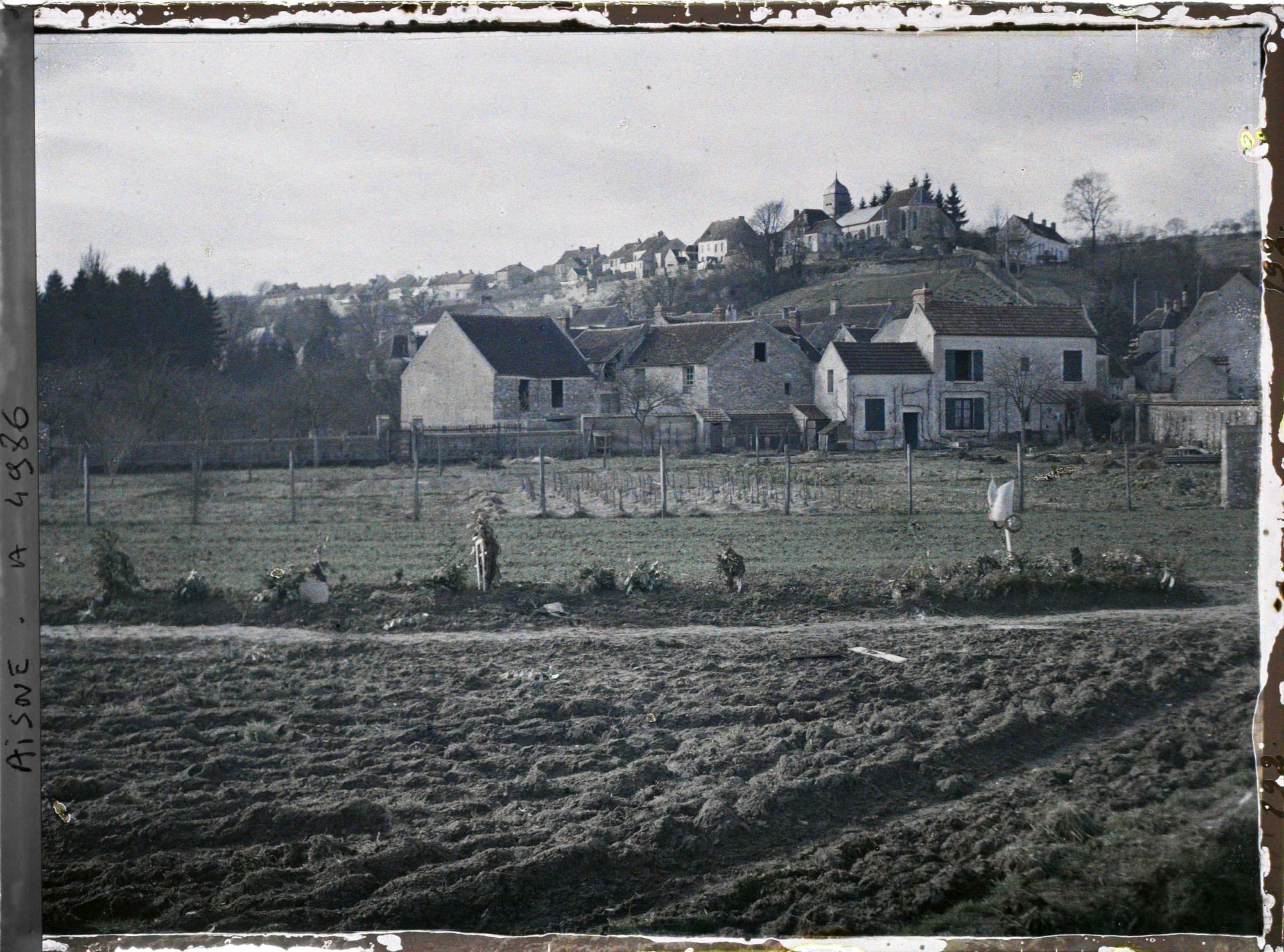 Image représentant Tombes de 25 soldats français, 2 femmes et 1 enfant tués le 3 septembre 1914