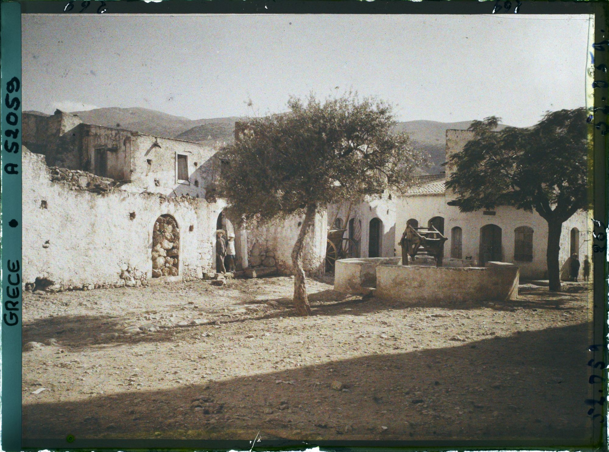 Image représentant La place de l'église du village de Malia