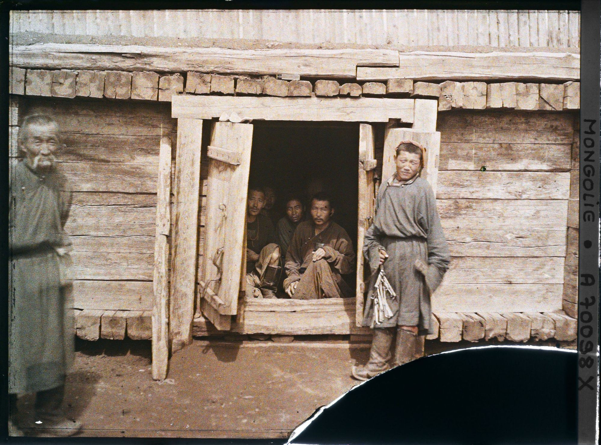 Image représentant Gardiens près d'une cellule ouverte, dans la cour de la prison
