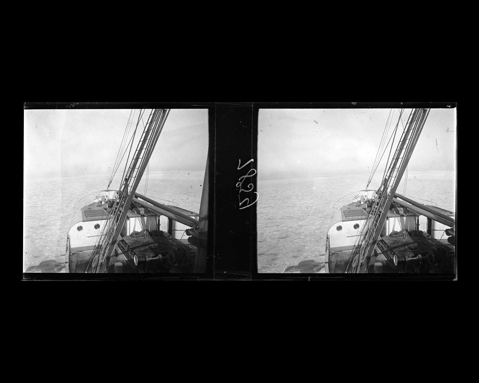 Image représentant La proue du vapeur allemand Staatssekretär Kraëtke naviguant au milieu de la banquise (plaques dérivantes)