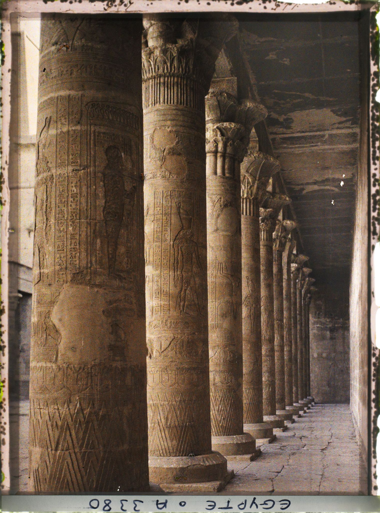 Image représentant Colonnade de la cour du temple d'Horus