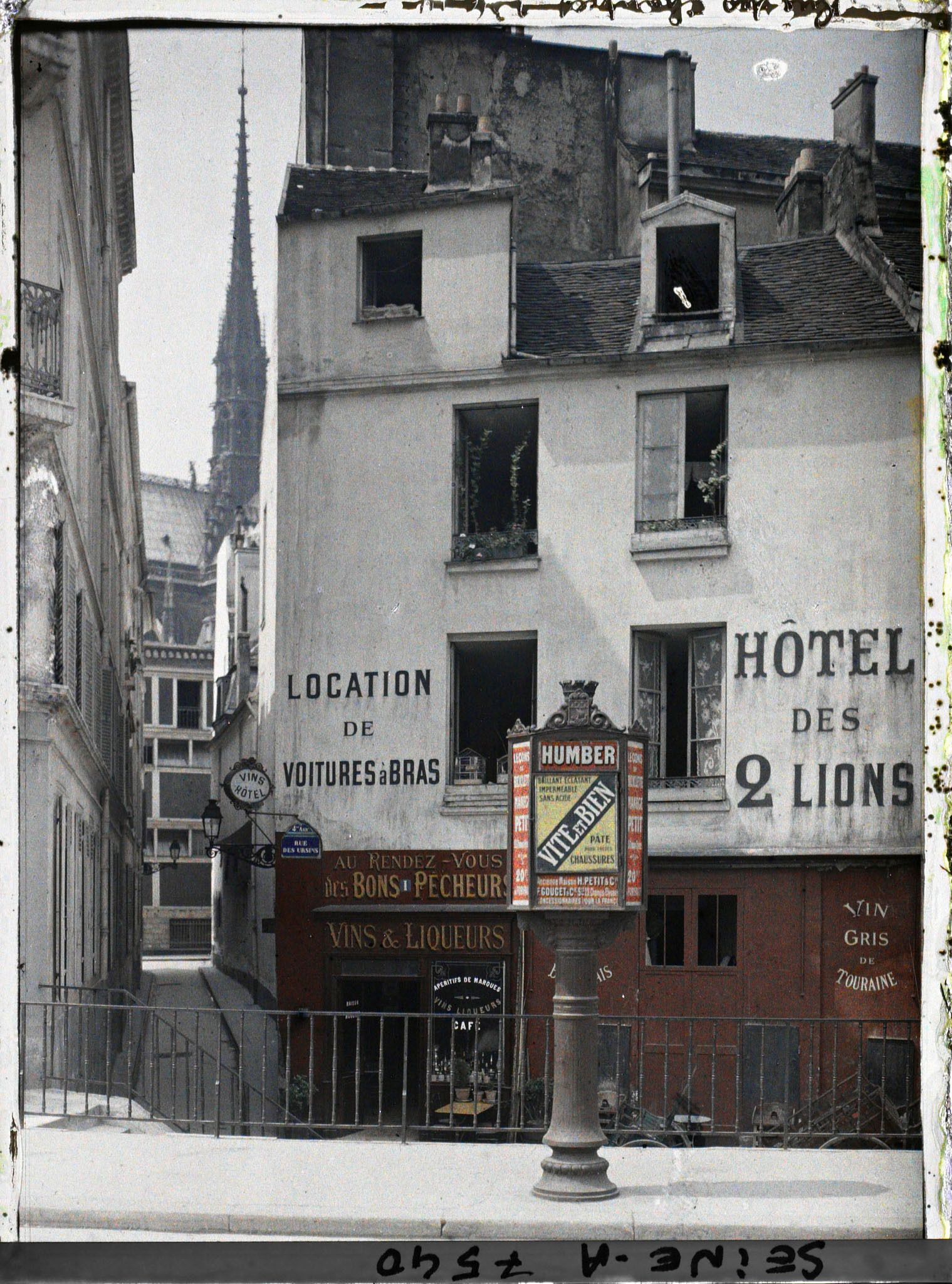 Image représentant Débit de boissons 1, rue des Ursins à l'angle de la rue des Chantres ; vue prise du quai aux Fleurs
