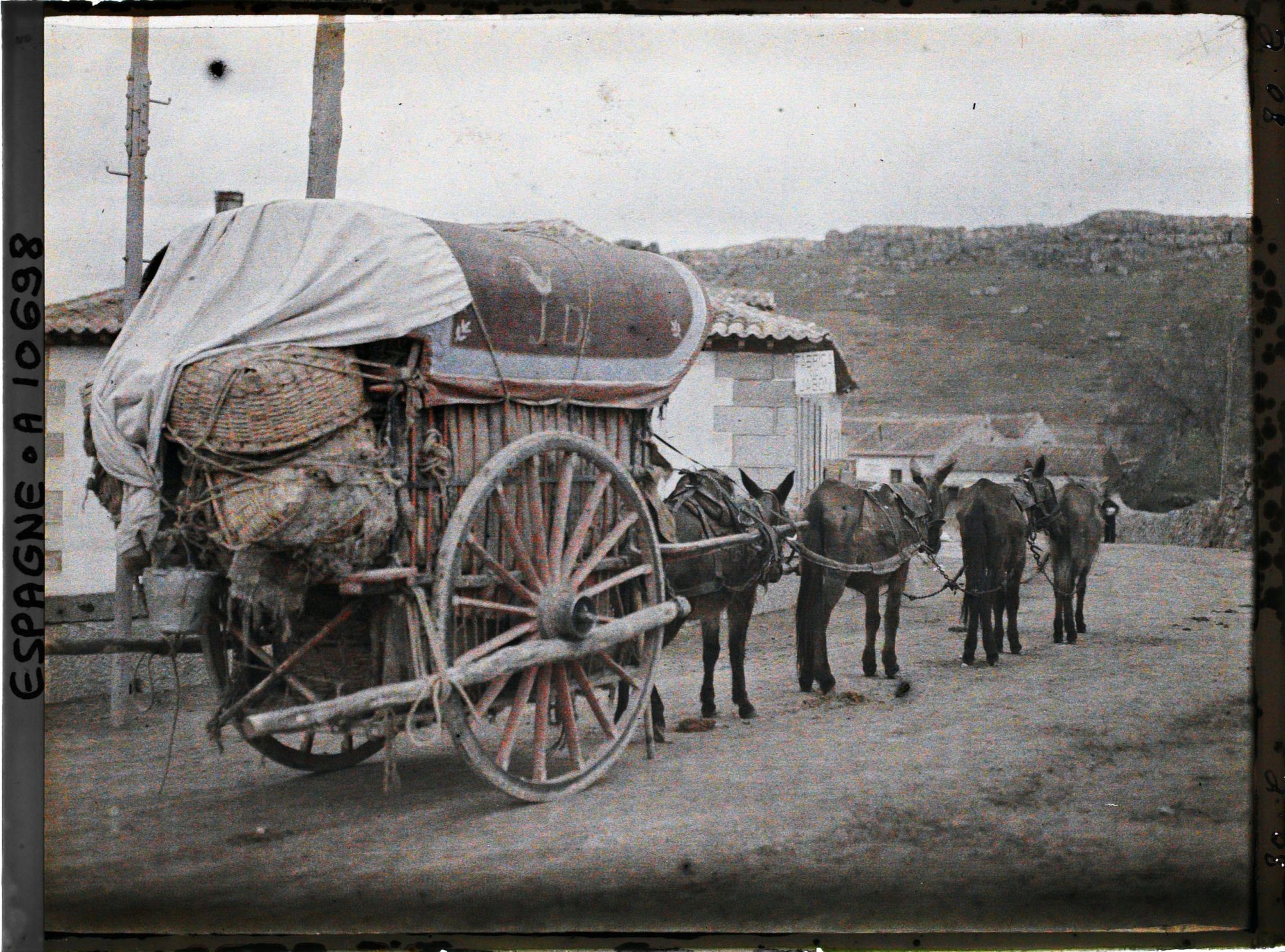 Image représentant Une voiture attelée de quatre ânes en file