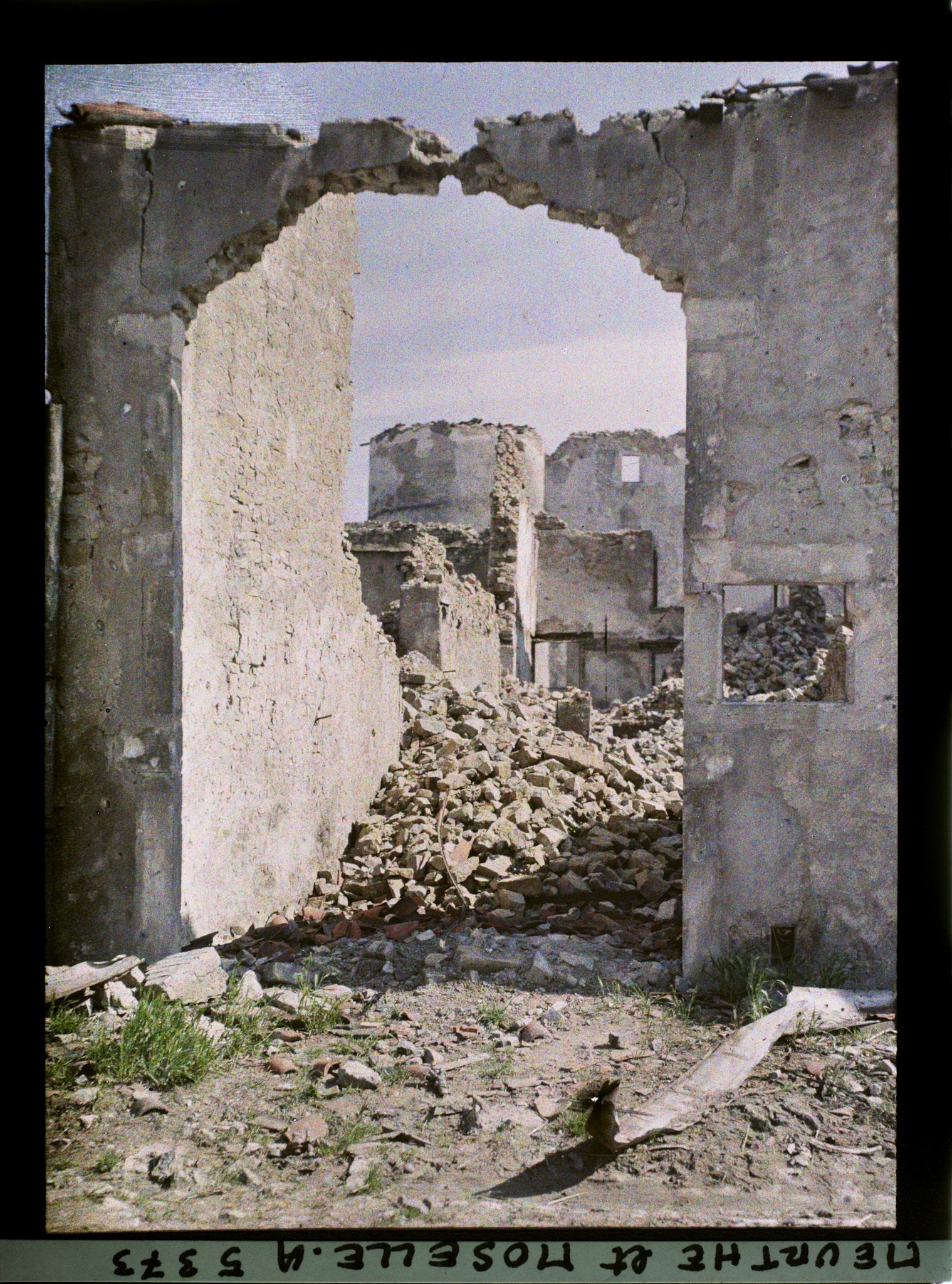 Image représentant France, Haraucourt, Les ruines du Château vues de la route