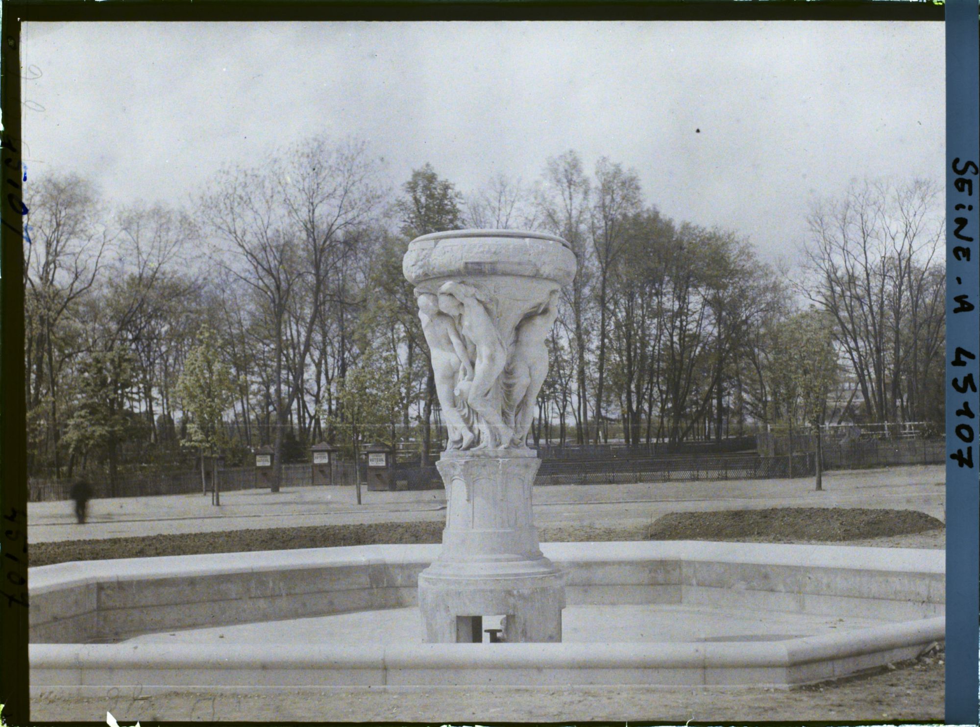 Image représentant La fontaine de L'Amour, l'éveil à la vie de Raoul Lamourdedieu porte d'Auteuil, à l'entrée de l'hippodrome (emplacement des anciennes fortifications)