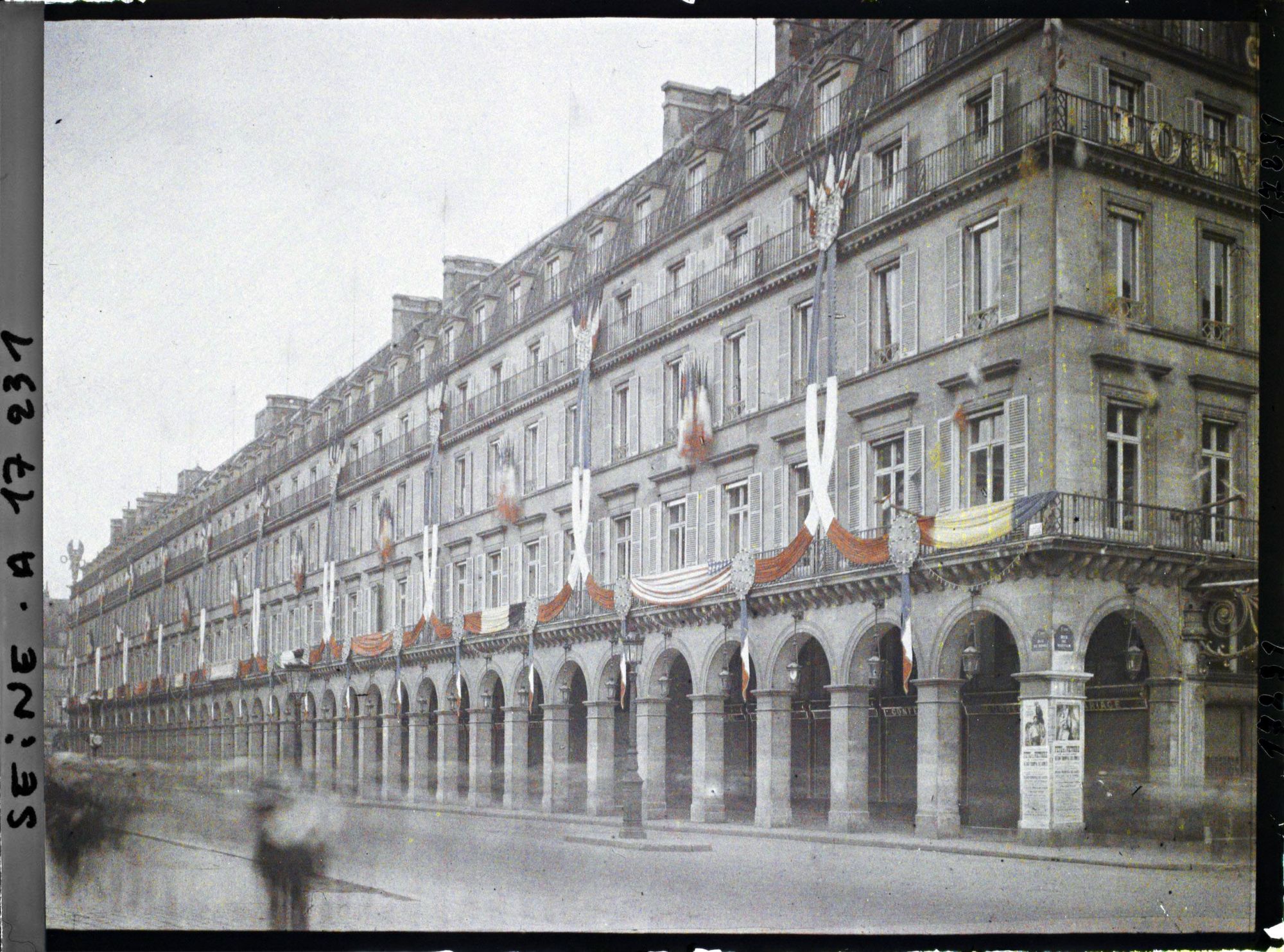 Image représentant La rue de Rivoli décorée pour les fêtes de la Victoire des 13 et 14 juillet 1919