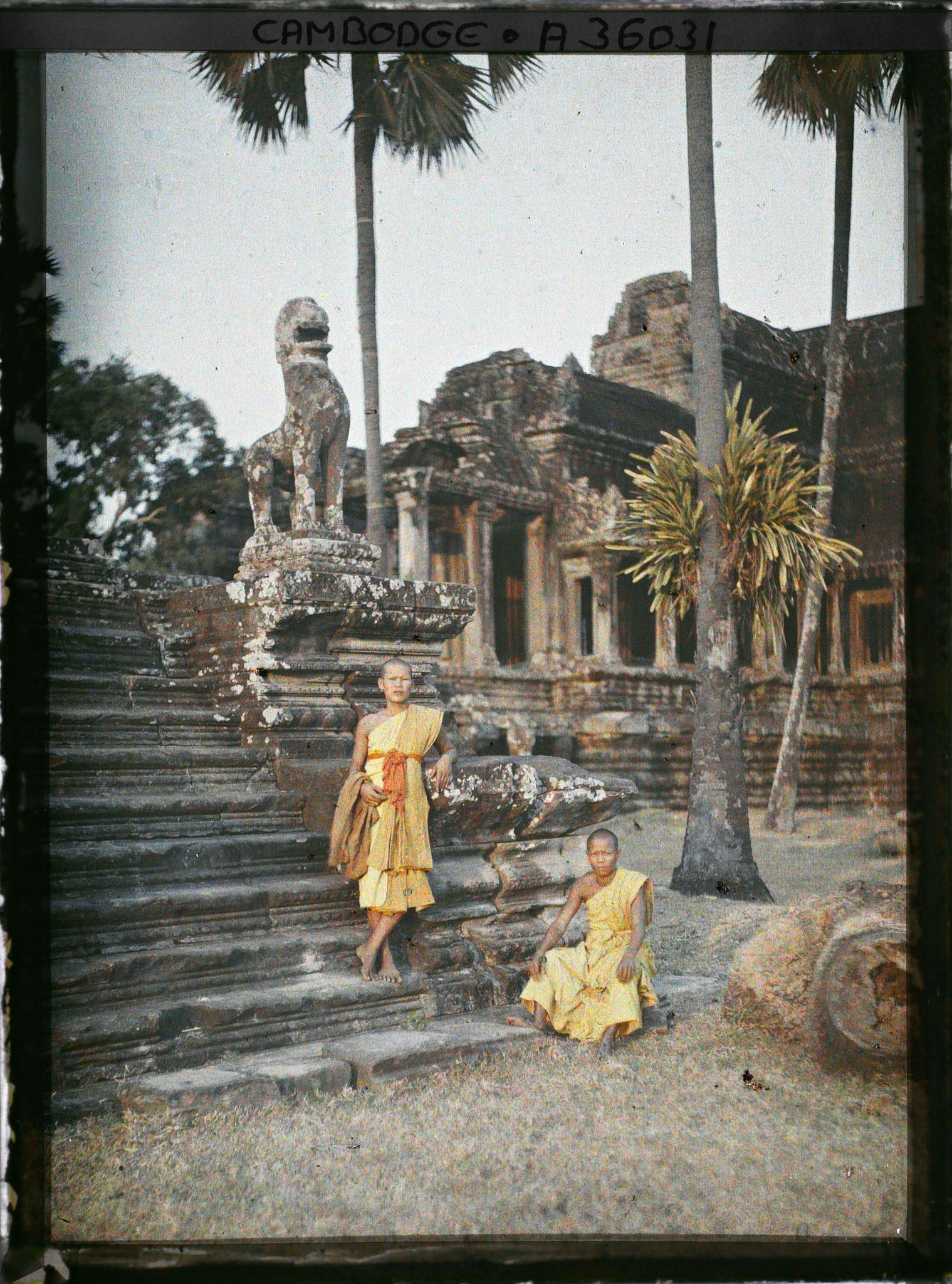 Image représentant Deux bonzes au pied de la terrasse cruciforme