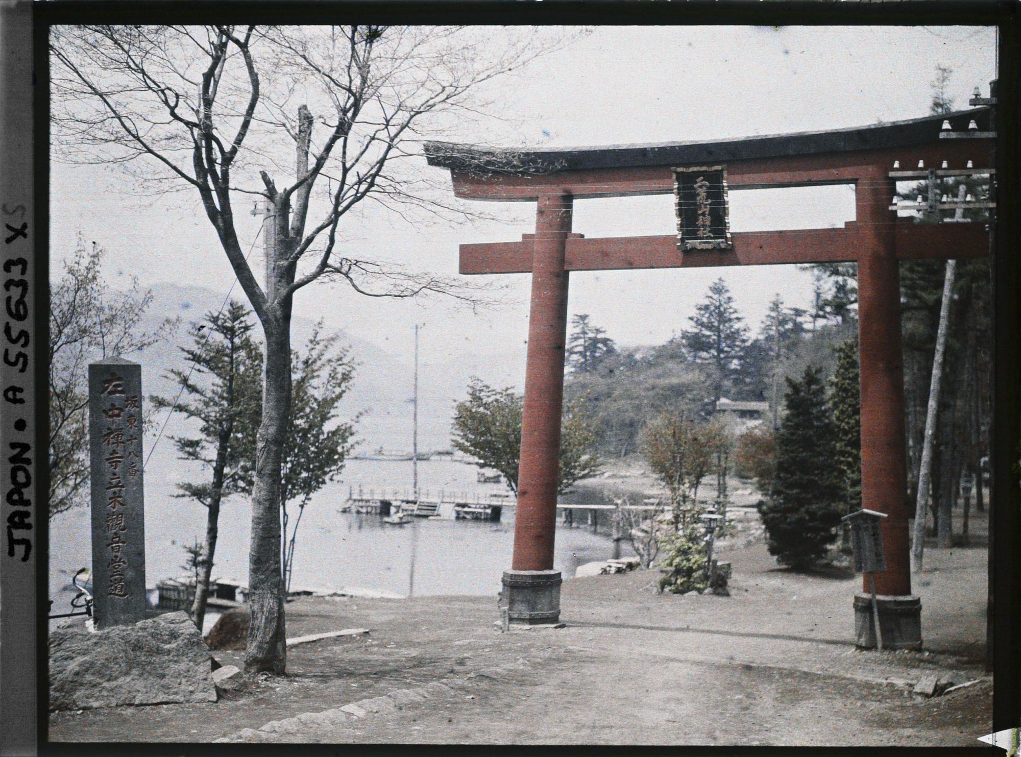 Image représentant Torii au bord du lac Chuzenji