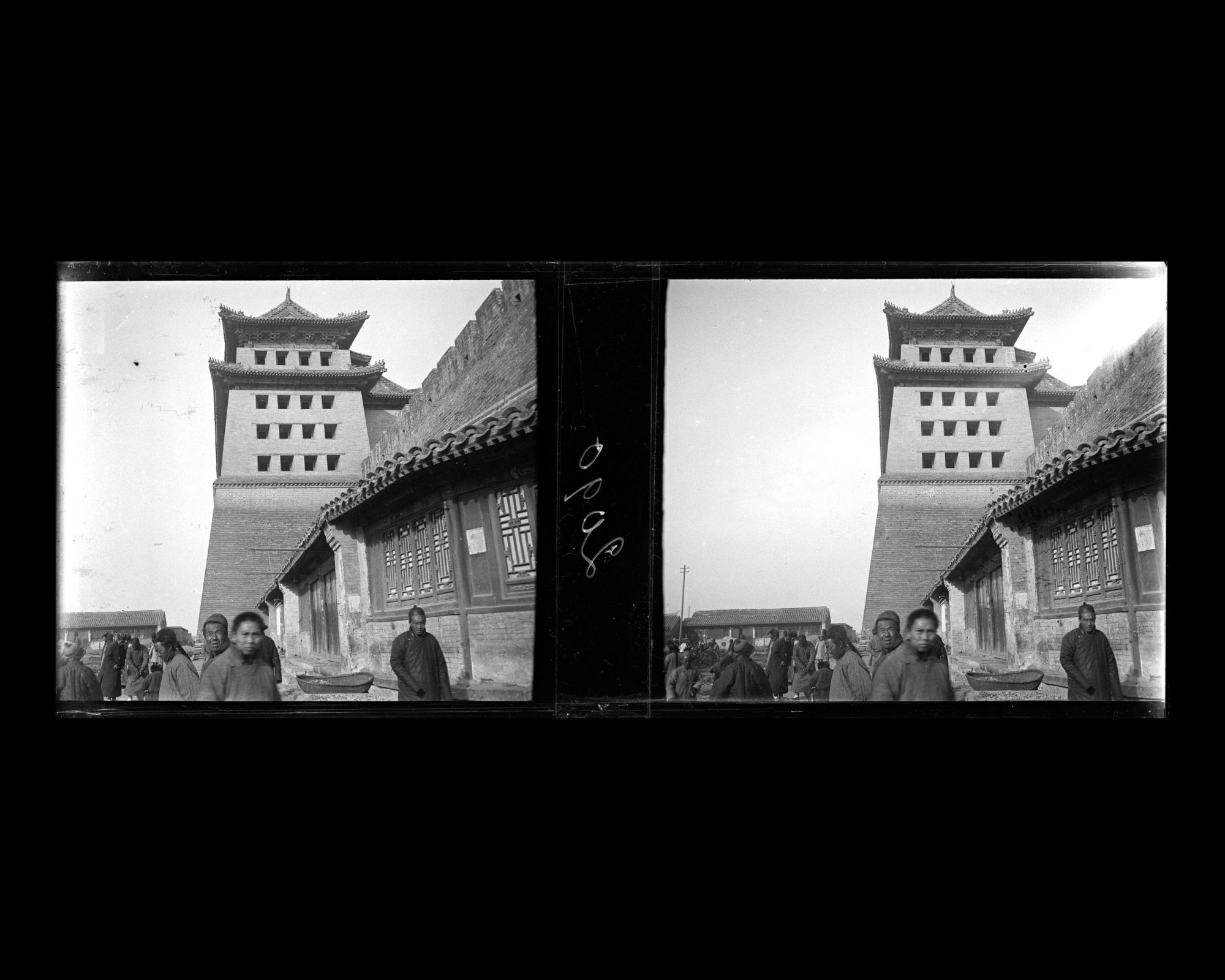 Image représentant Le pignon sud de la tour de flèches (jianlou) de Xizhimen ("porte Droite de l'Ouest")