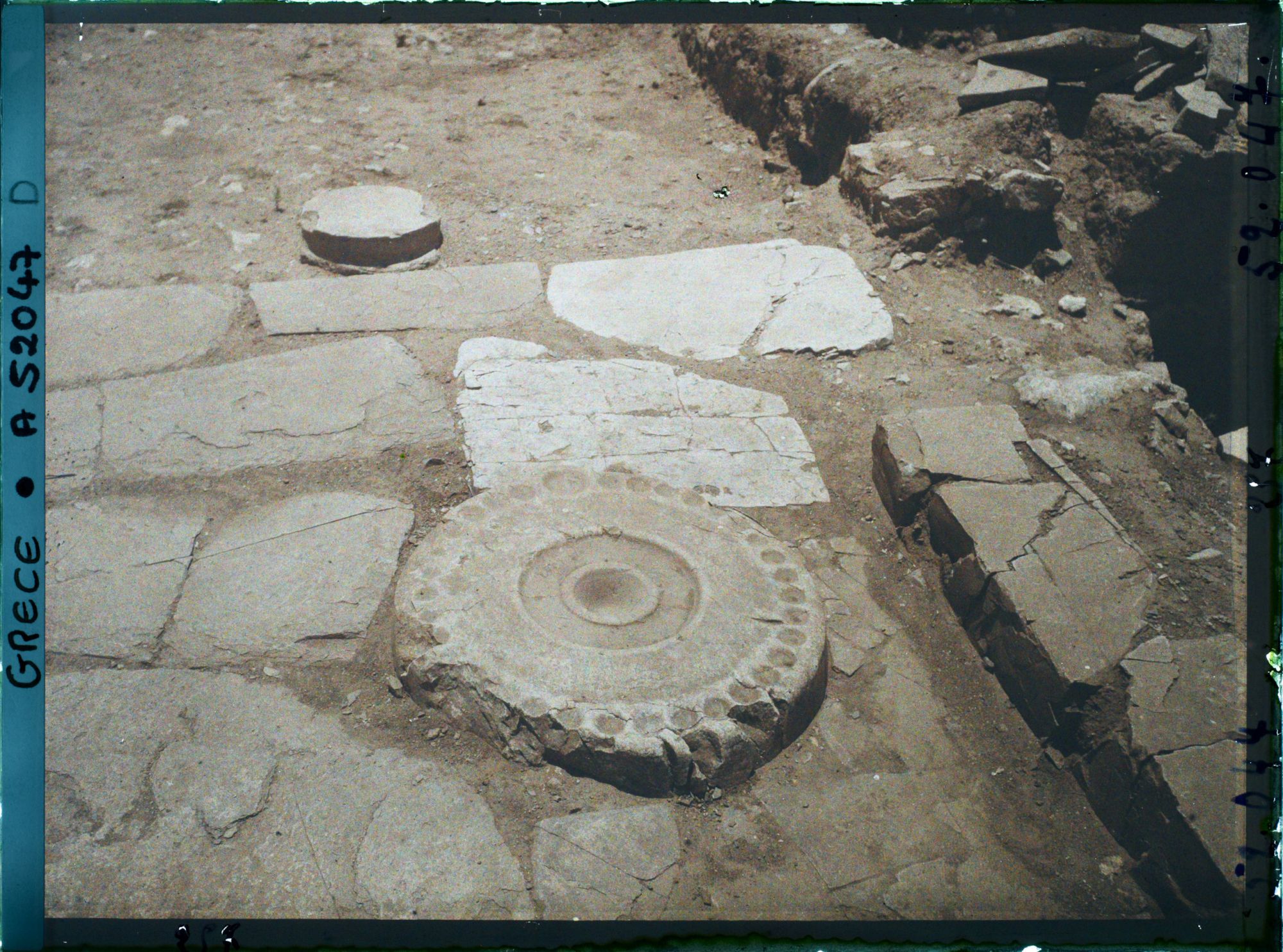 Image représentant Dans l'angle sud-ouest de la cour centrale, l'autel circulaire en pierre (ou table à libations) - gros plan -