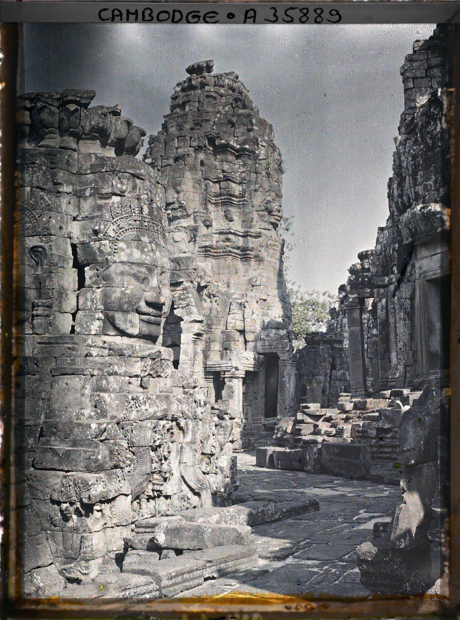 Image représentant Quelques-unes des nombreuses tours à quatre visages, sur la terrasse supérieure du Bayon
