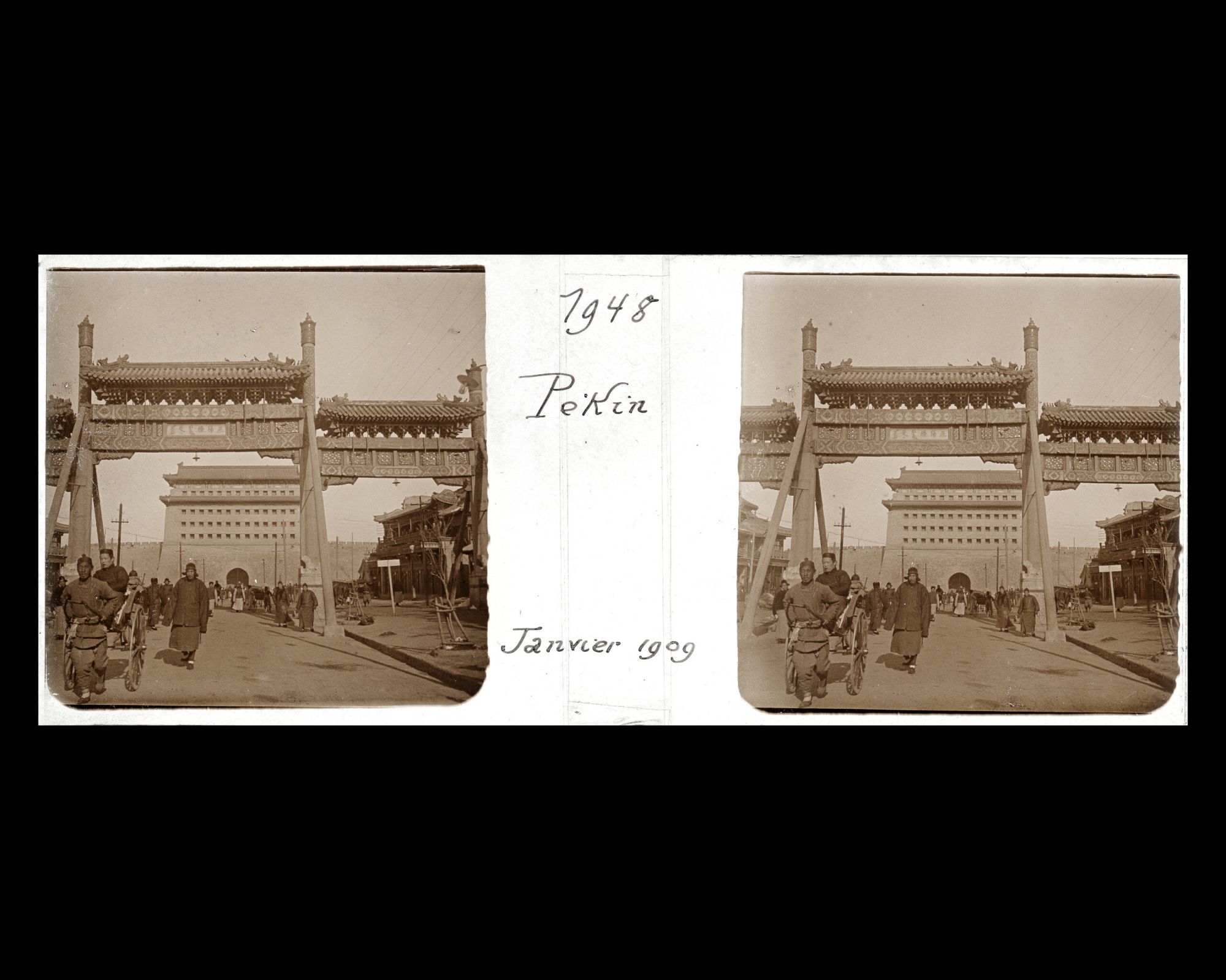 Image représentant Zhengyangmen dajie ("avenue de la Porte Face au Midi"). Wupailou ("portique aux Cinq Passages") avec au fond, la tour de flèches (jianlou) de la porte Zhengyangmen ("porte Face au Midi"), ou Qianmen ("porte Antérieure"), entrée de la ville Tartare