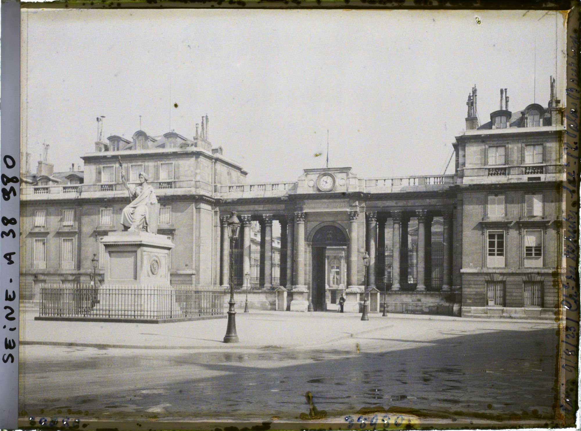 Image représentant Le Palais Bourbon ou Chambre des Députés, actuelle Assemblée nationale et la place du Palais-Bourbon