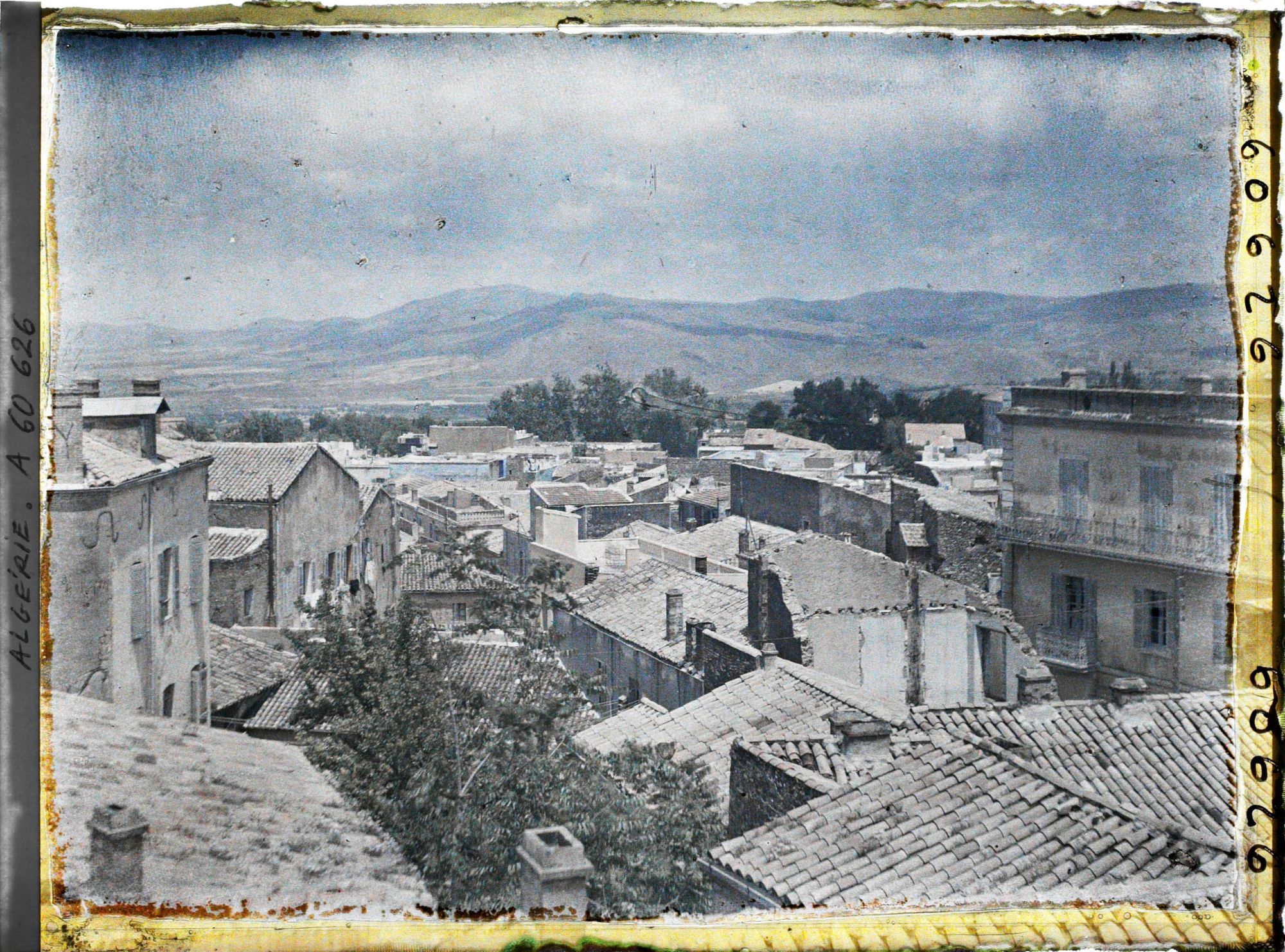 Image représentant Vue des toits de la vieille ville européenne avec au fond les montagnes
