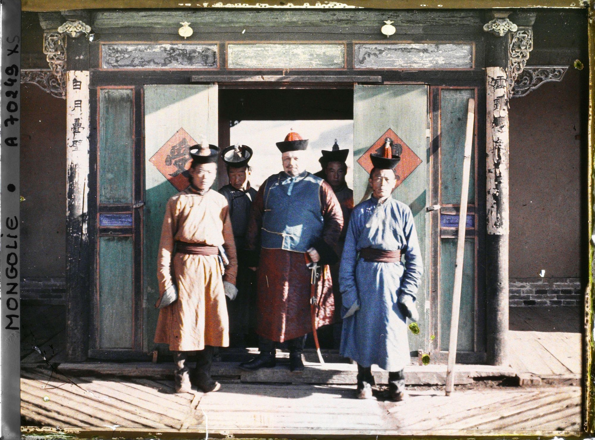 Image représentant Hermann Consten (?) en compagnie d'officiers ou de fonctionnaires à l'entrée d'un palais
