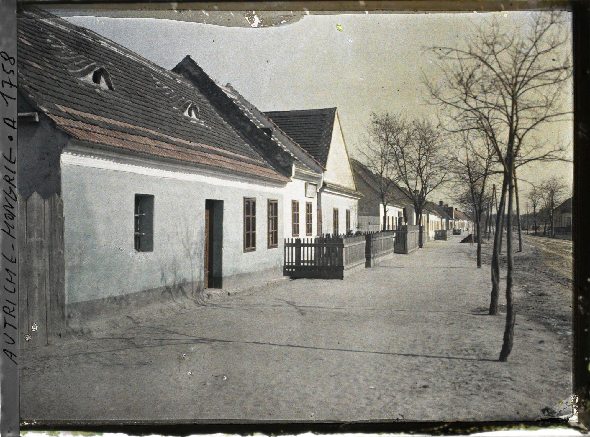 Image représentant Autriche Hongrie, Environs Lundenbourg, Petites maisons basses d'un village des environs de Lundenburg