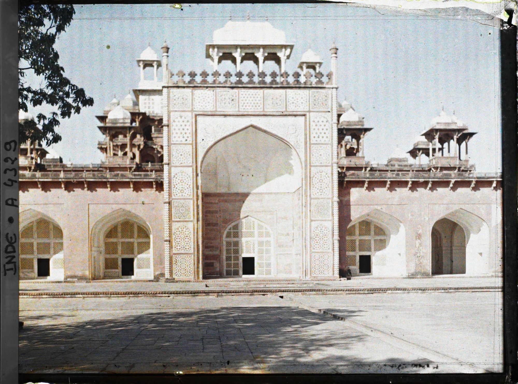 Image représentant le grand iwan central, encadré d'iwans plus petits, de la façade du mausolée de l'empereur moghol Akbar