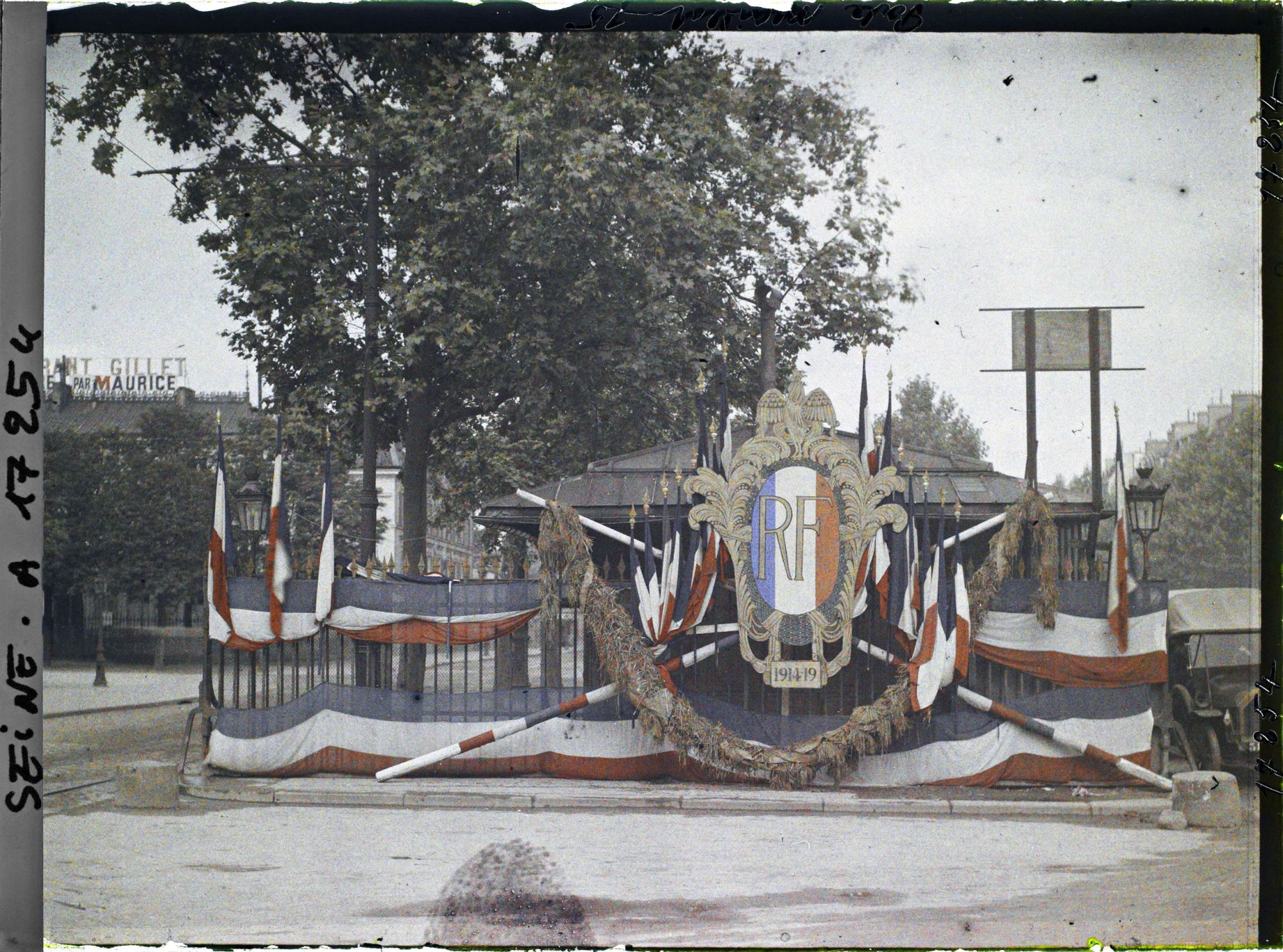 Image représentant Décorations pour les fêtes de la Victoire des 13 et 14 juillet porte Maillot