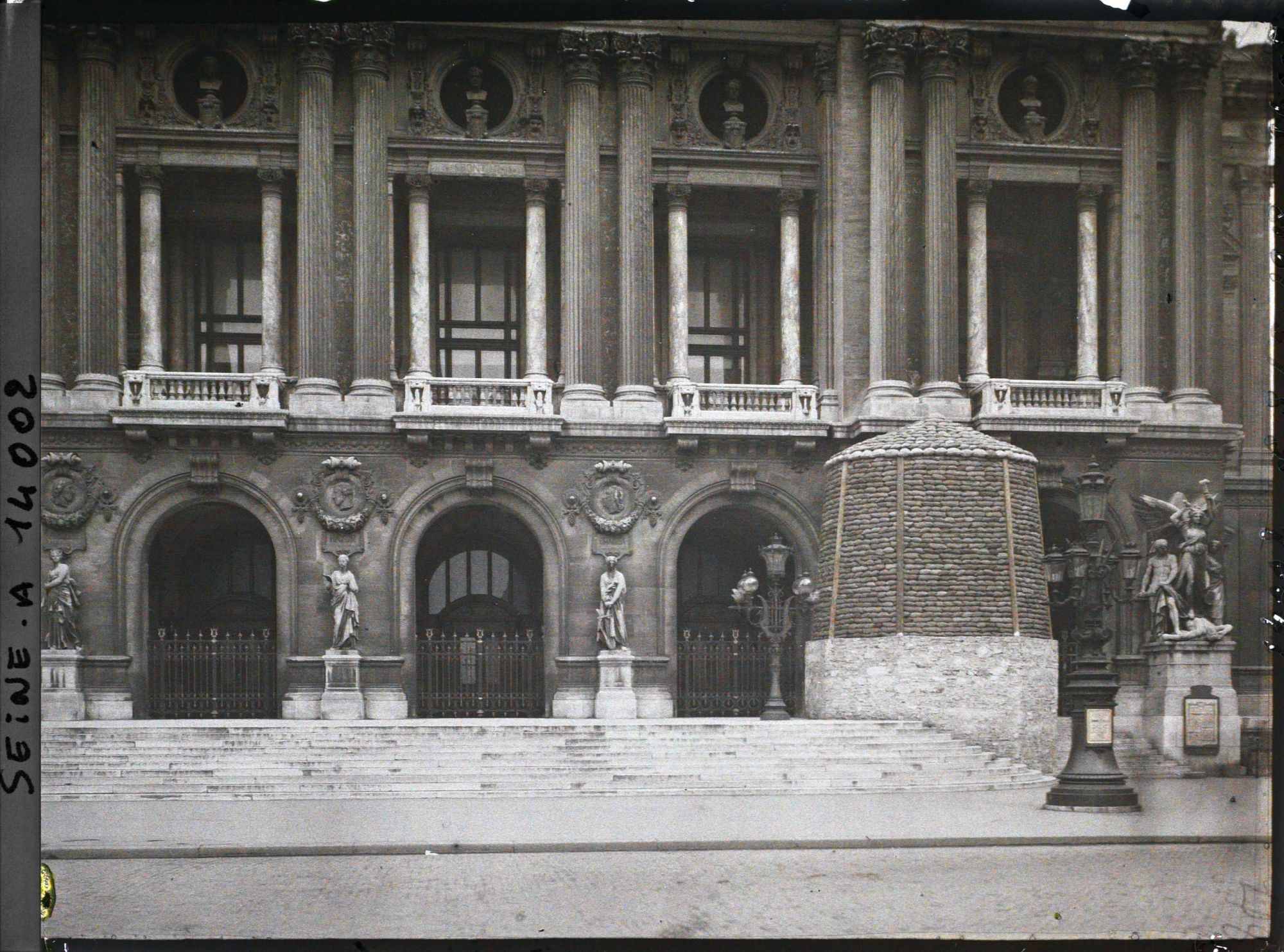 Image représentant Statue de La Danse protégée contre les bombardements, façade de l'Opéra Garnier