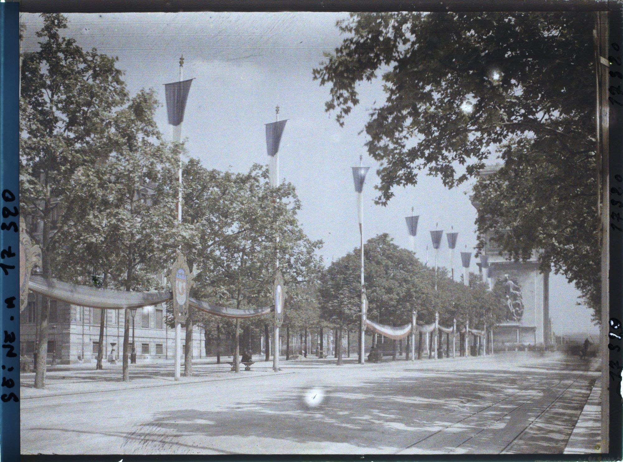 Image représentant L'avenue de la Grande Armée décorée pour les fêtes de la Victoire des 13 et 14 juillet
